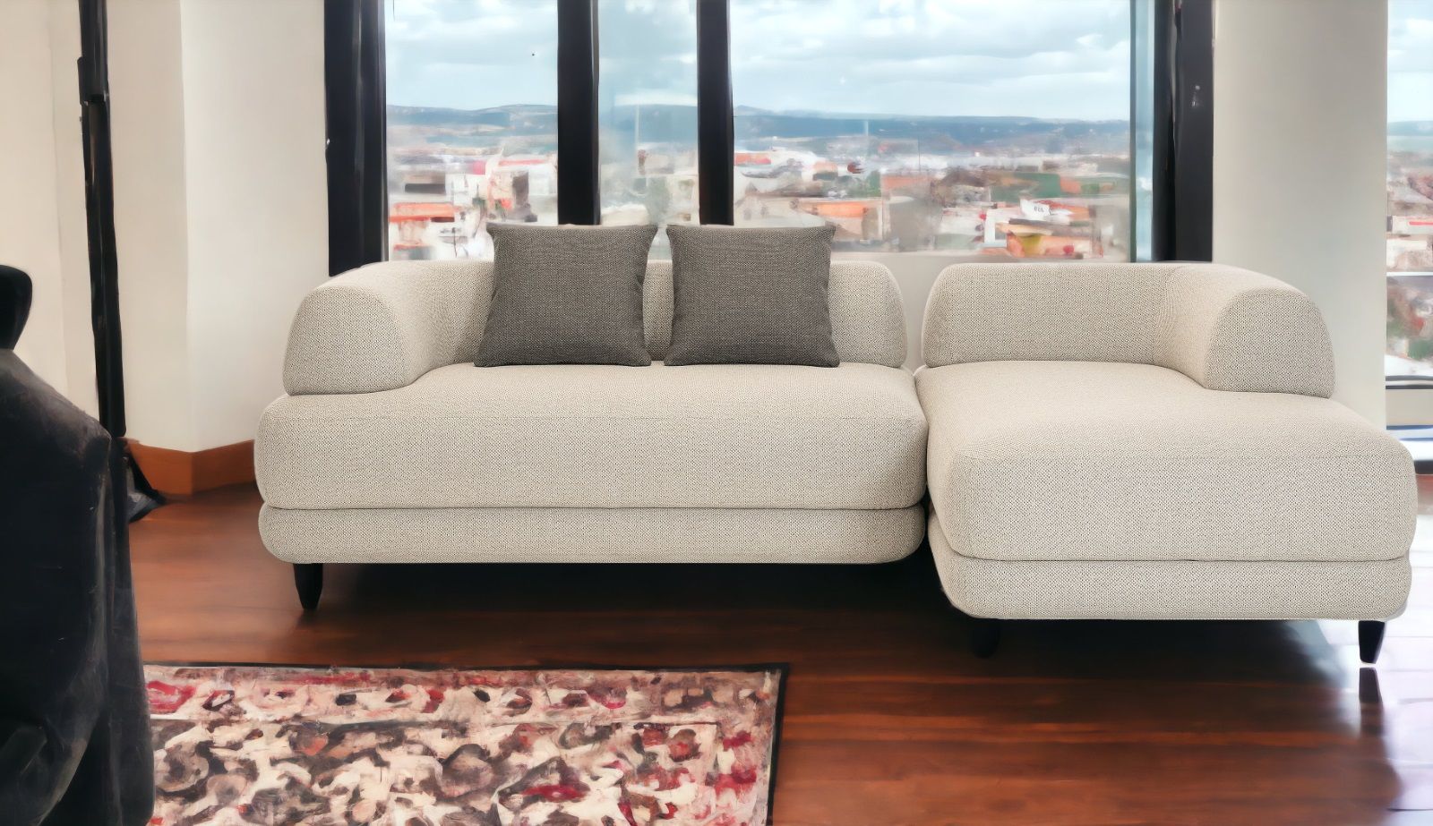 Beige Bumper Sofa von Zanotta mit zwei grauen Kissen vor einem Fenster.