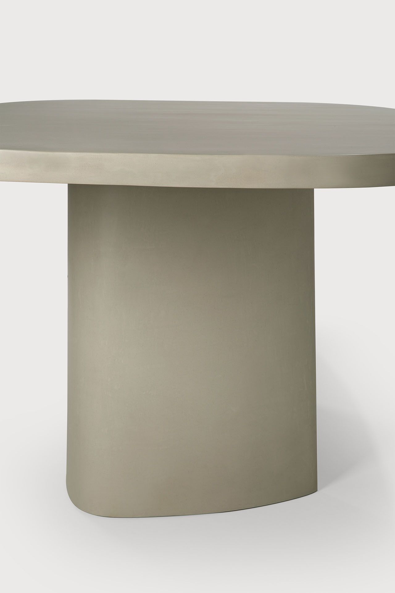 Detailaufnahme vom Canyon Outdoor Esstisch aus Beton von Ethnicraft, ideal für den Garten.