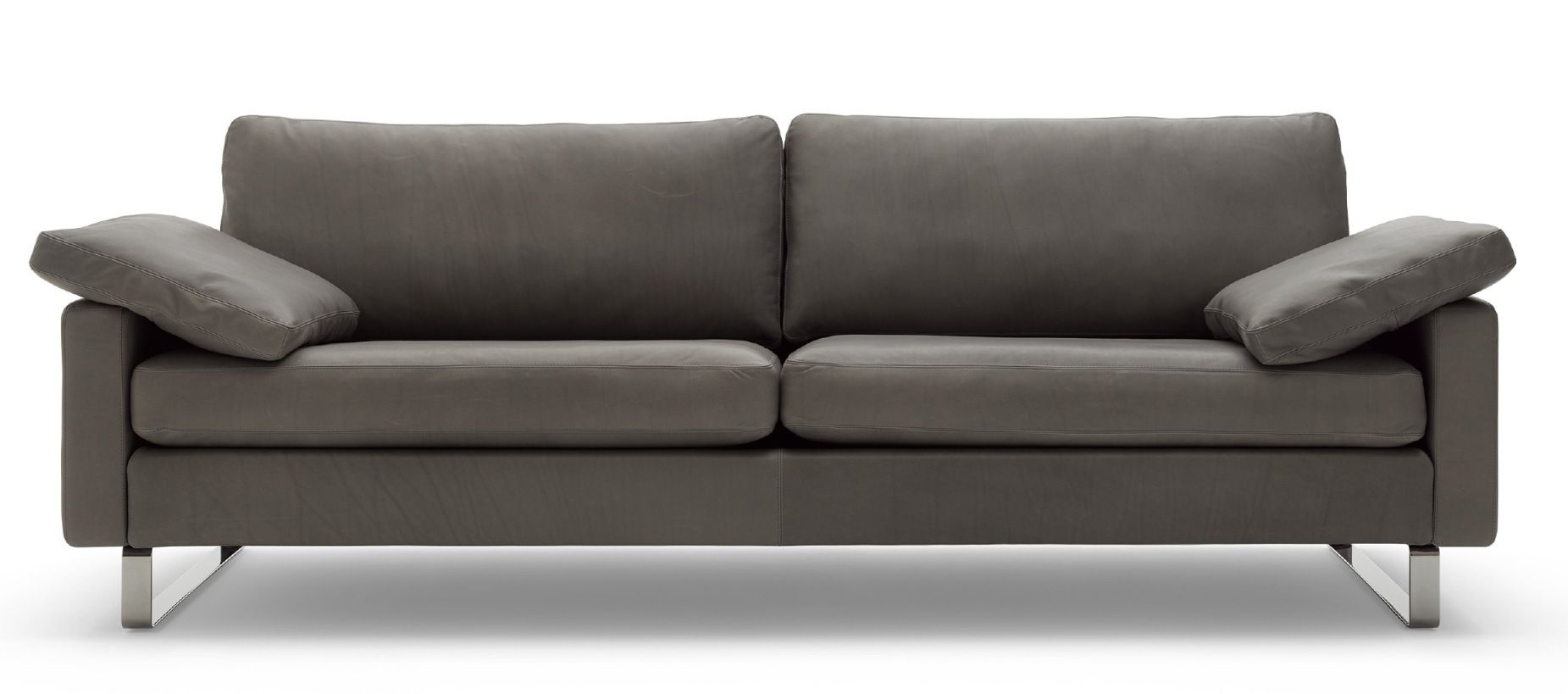 Graues Conseta Sofa mit zwei Sitzelementen, Armlehnen und Metallfüßen für modernes Wohnzimmerdesign.