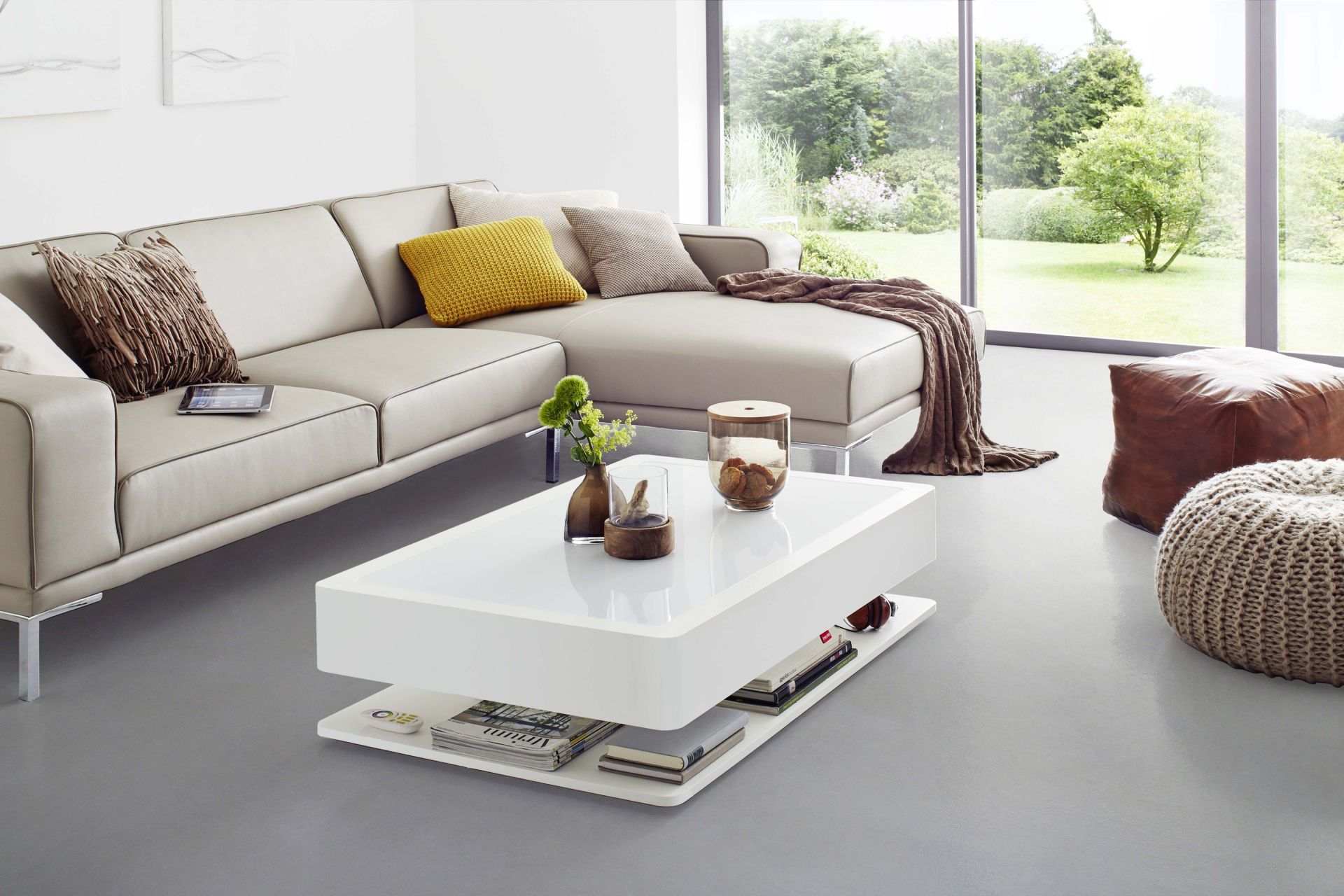 Moderner, weißer Couchtisch mit Stauraum von Ora Home. Wohnzimmermöbel mit Ablage für Bücher.
