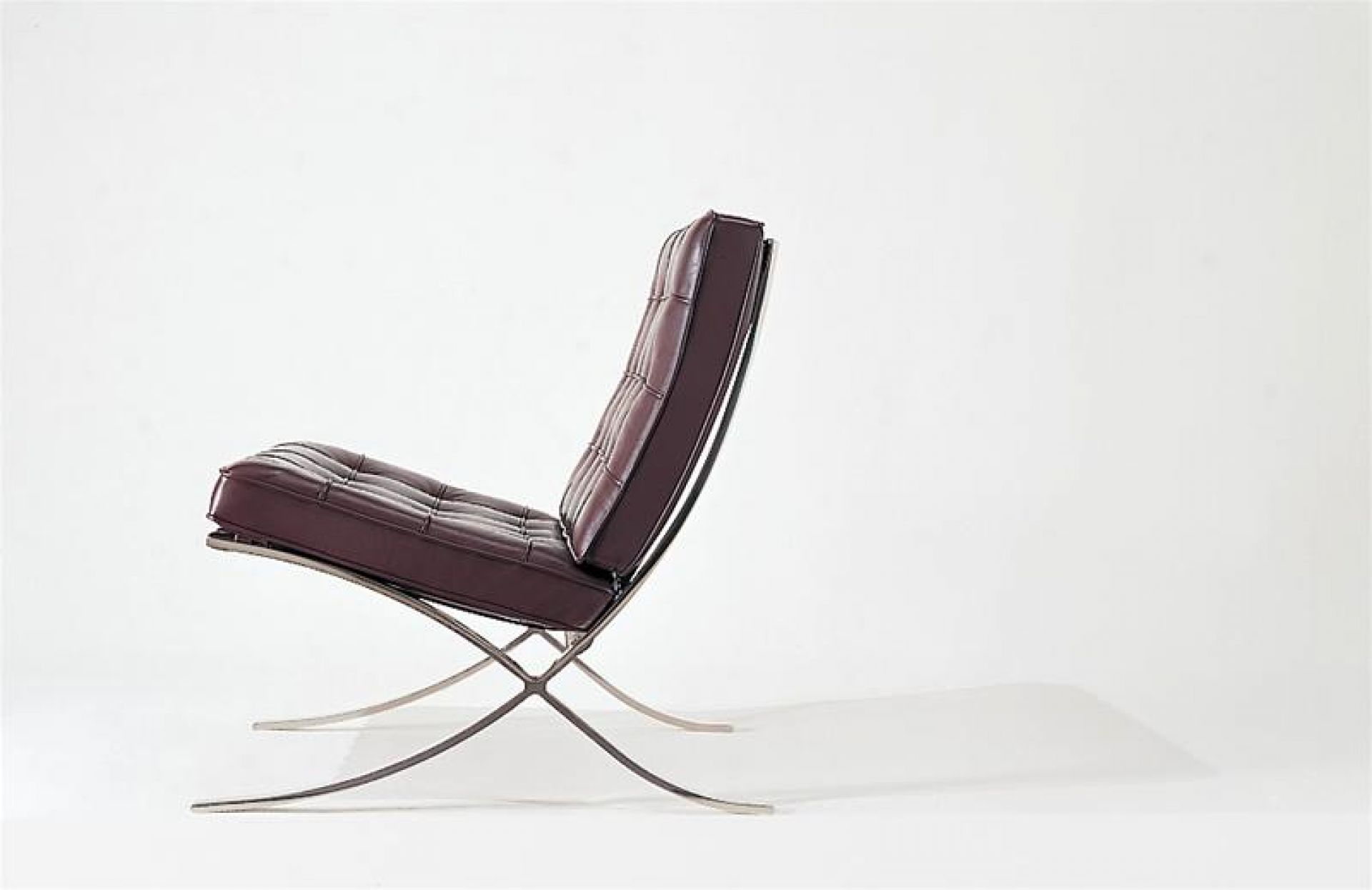 Barcelona Sessel von Knoll International, Lederbezug in Pflaume, modernes Designmöbel für Wohnzimmer und Büro.