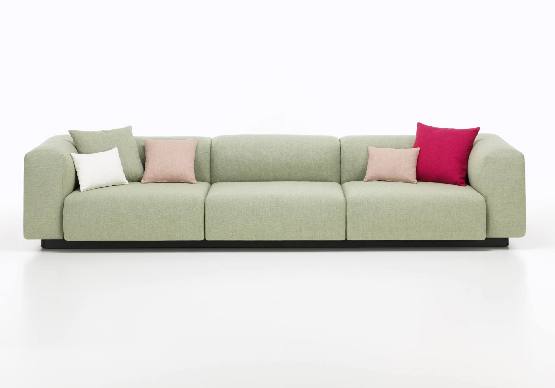 Vitra Soft Modular Sofa Dreisitzer in Grün mit farbigen Kissen, modernes Wohnzimmer Sofa.