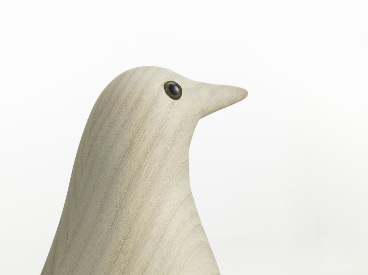 Detailaufnahme des Eames House Bird, einer weißen, geölten Holzskulptur von Vitra. Dekorative Wohnaccessoires.