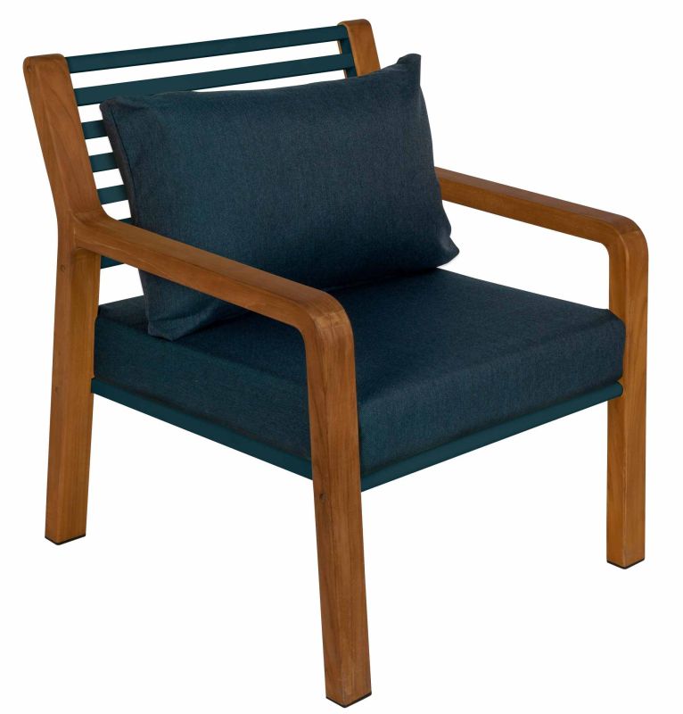 Somerset Sessel von Fermob: Outdoor-Sessel aus Holz und blauem Stoff mit Kissen.