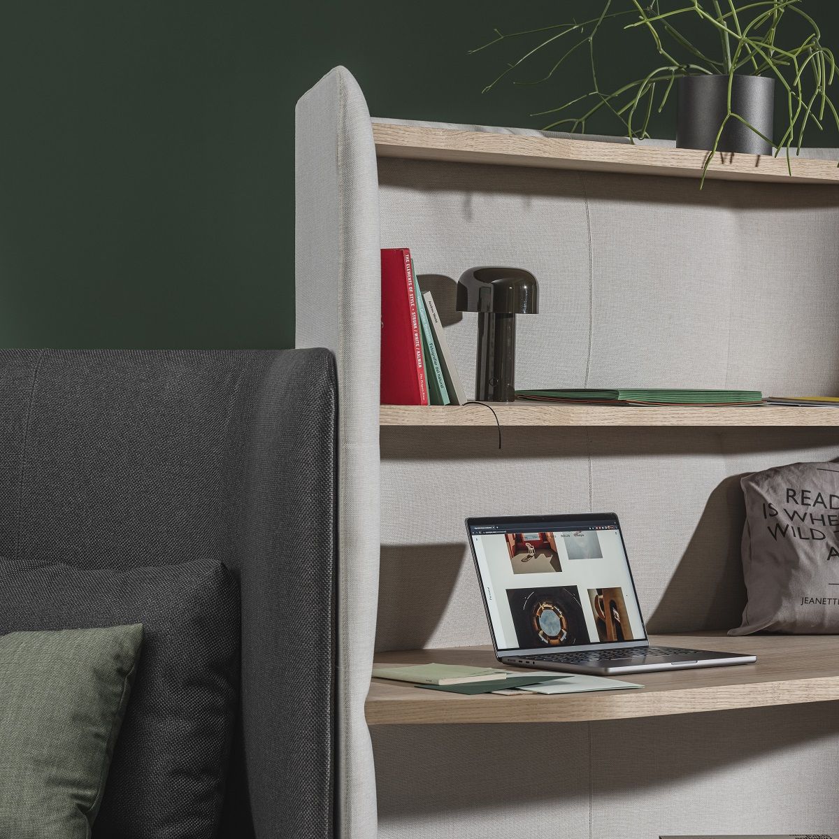 In Out Office Loungesessel mit hohem Paneel und integriertem Regal, ideal für Büro und Homeoffice.