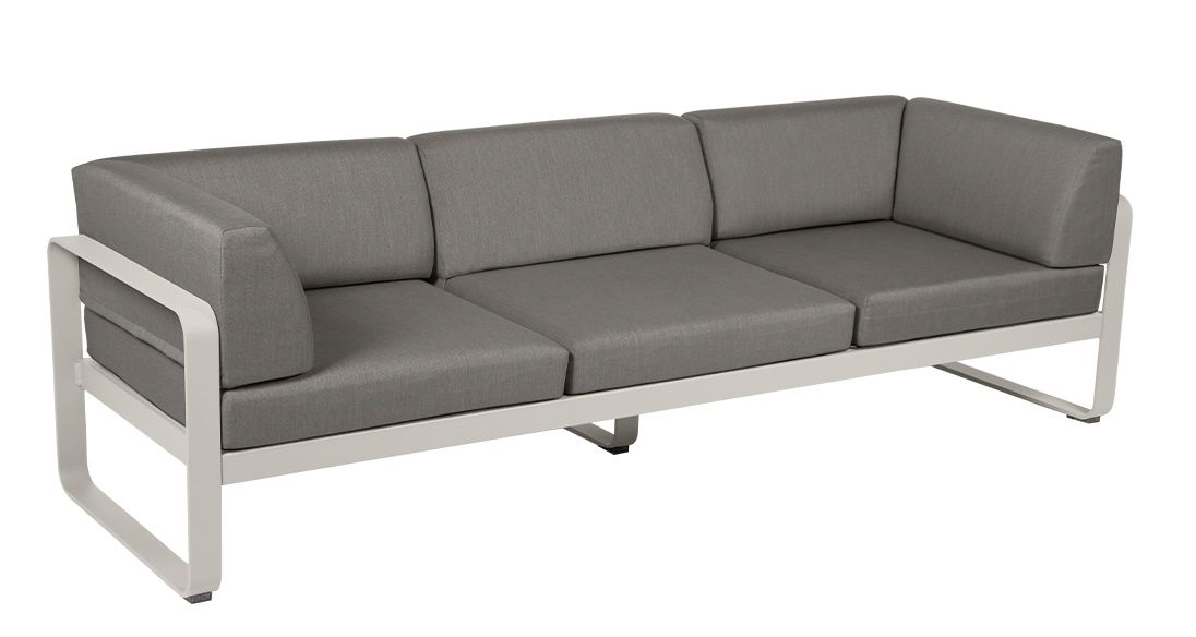 Bellevie Outdoor Sofa von Fermob, 3-Sitzer Gartensofa mit grauem Bezug und weißem Aluminiumgestell.