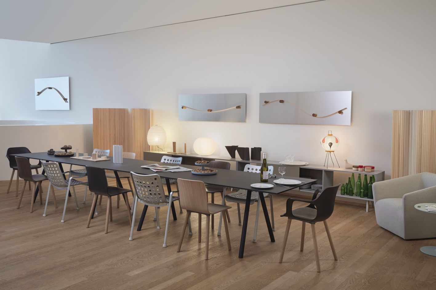 Esstisch mit verschiedenen Hal RE Wood Chairs von Vitra in modernem Ambiente.