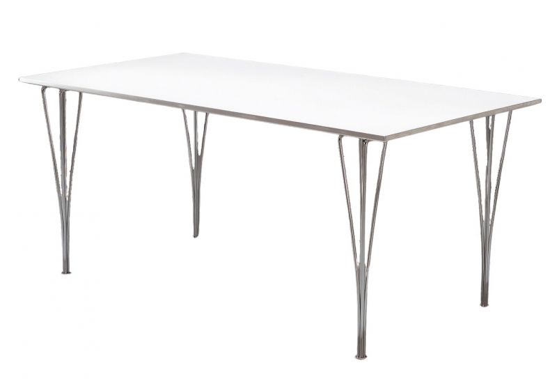 Rechteckiger Fritz Hansen Tisch mit weißer Tischplatte und verchromten, filigranen Beinen. Moderner Esstisch für Wohnraum.