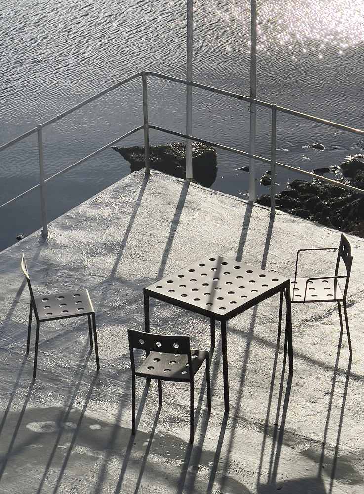 Hay Balcony Armchair: Beige Outdoor Stuhl mit Armlehnen für Balkon oder Terrasse.