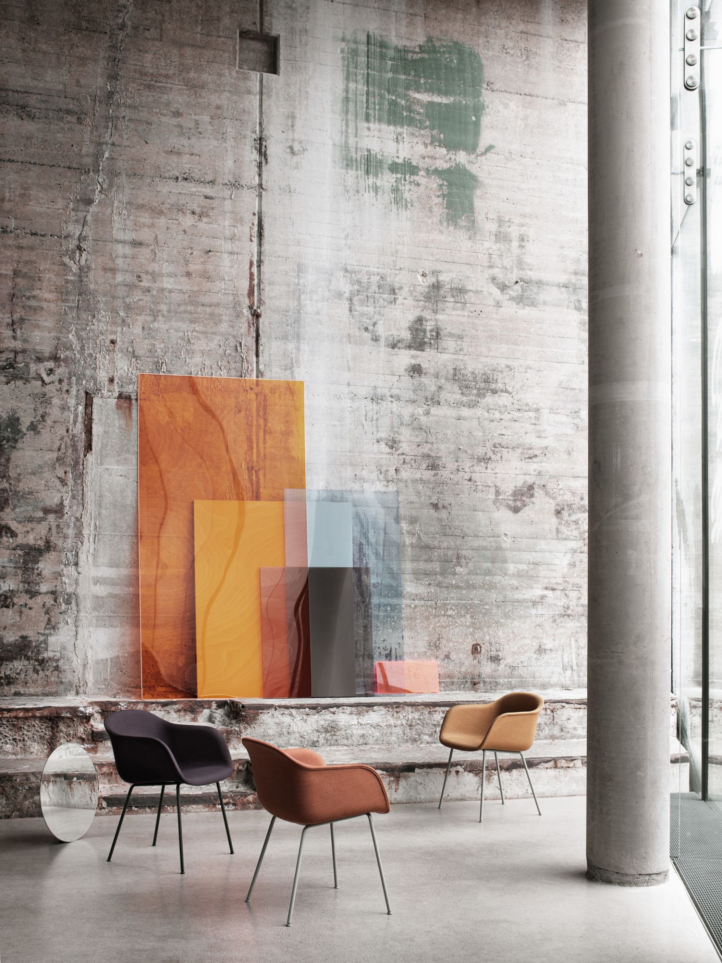 Drei Muuto Fiber Armchair Stühle mit Stahlrohrgestell in modernem Interieur. Design Stuhl für Wohnen und Büro.