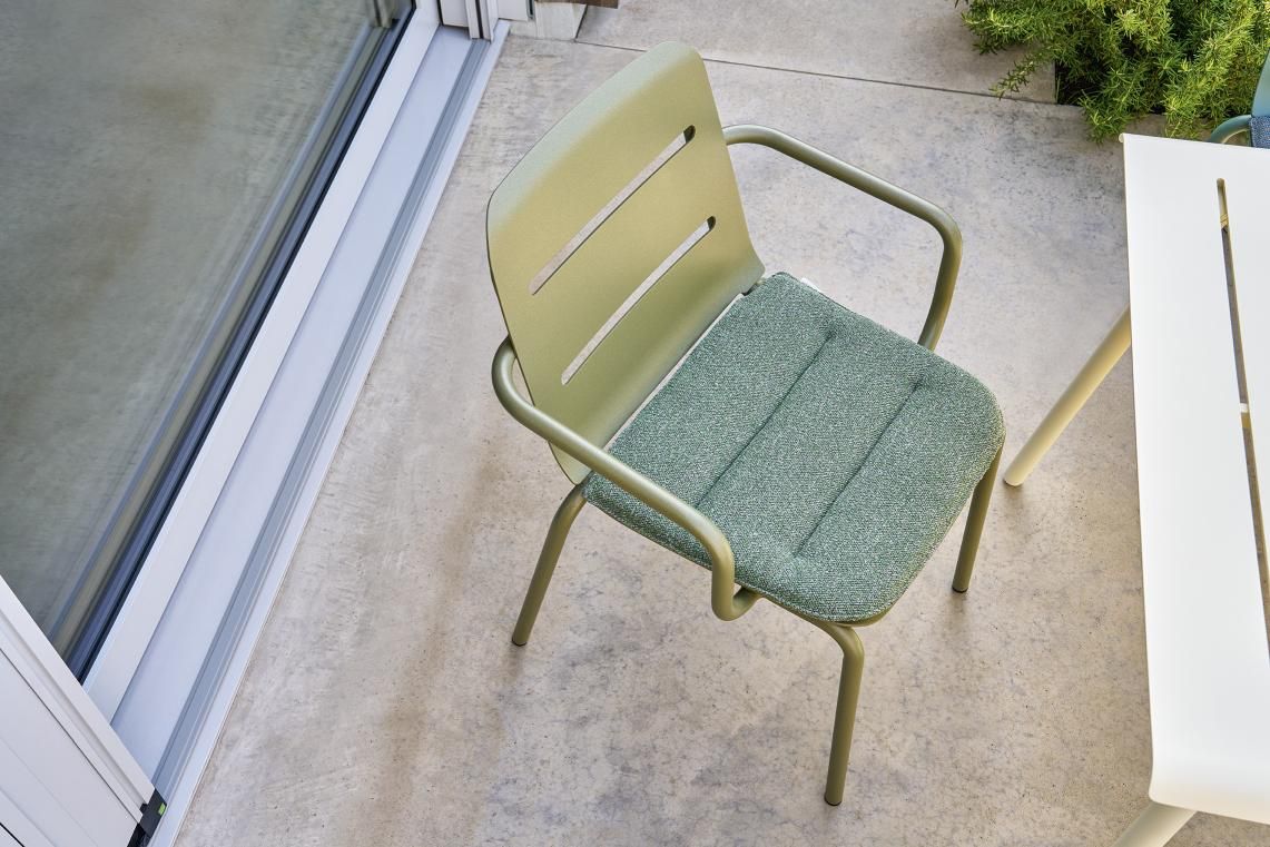 Weishäupl Vapio Sessel für den Außenbereich, grünes Gestell und Sitzkissen, moderne Gartenmöbel.