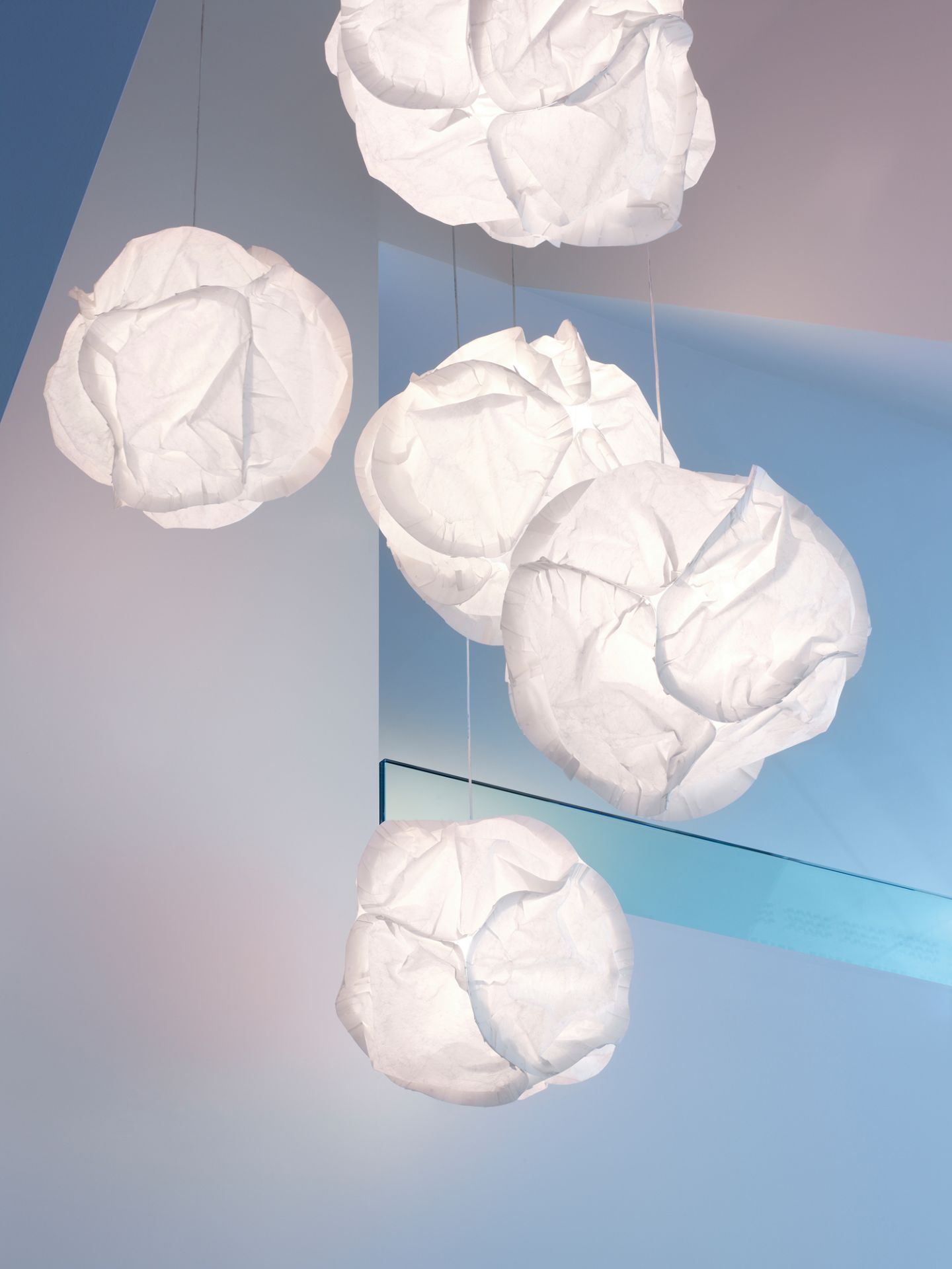 Nahaufnahme der Belux Cloud Pendelleuchte: Moderne LED Lampe in Wolkenform für Wohnräume.