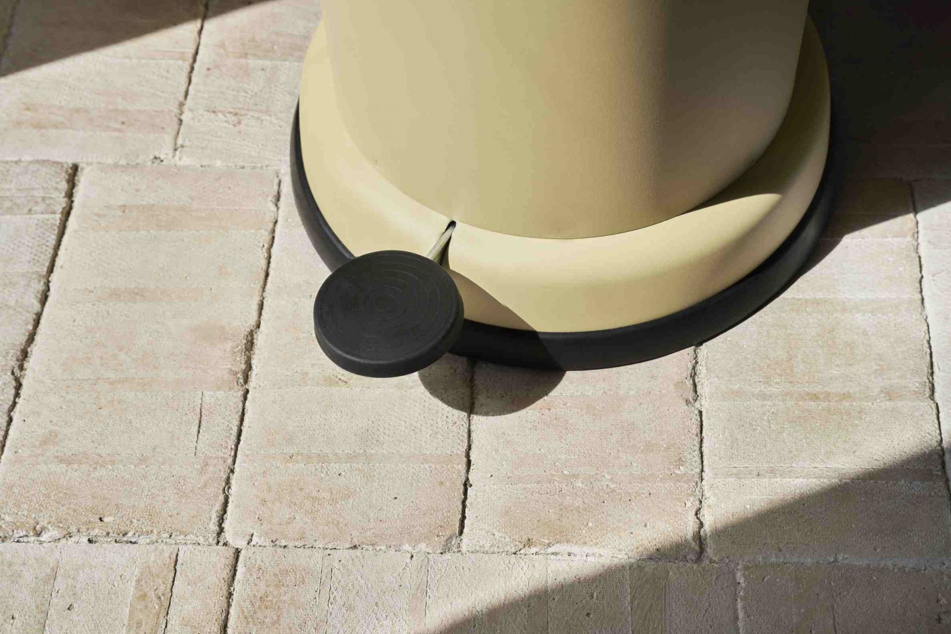 Detailaufnahme des Marie´s Yellow Vipp Treteimers Limited Edition auf einem Steinboden.