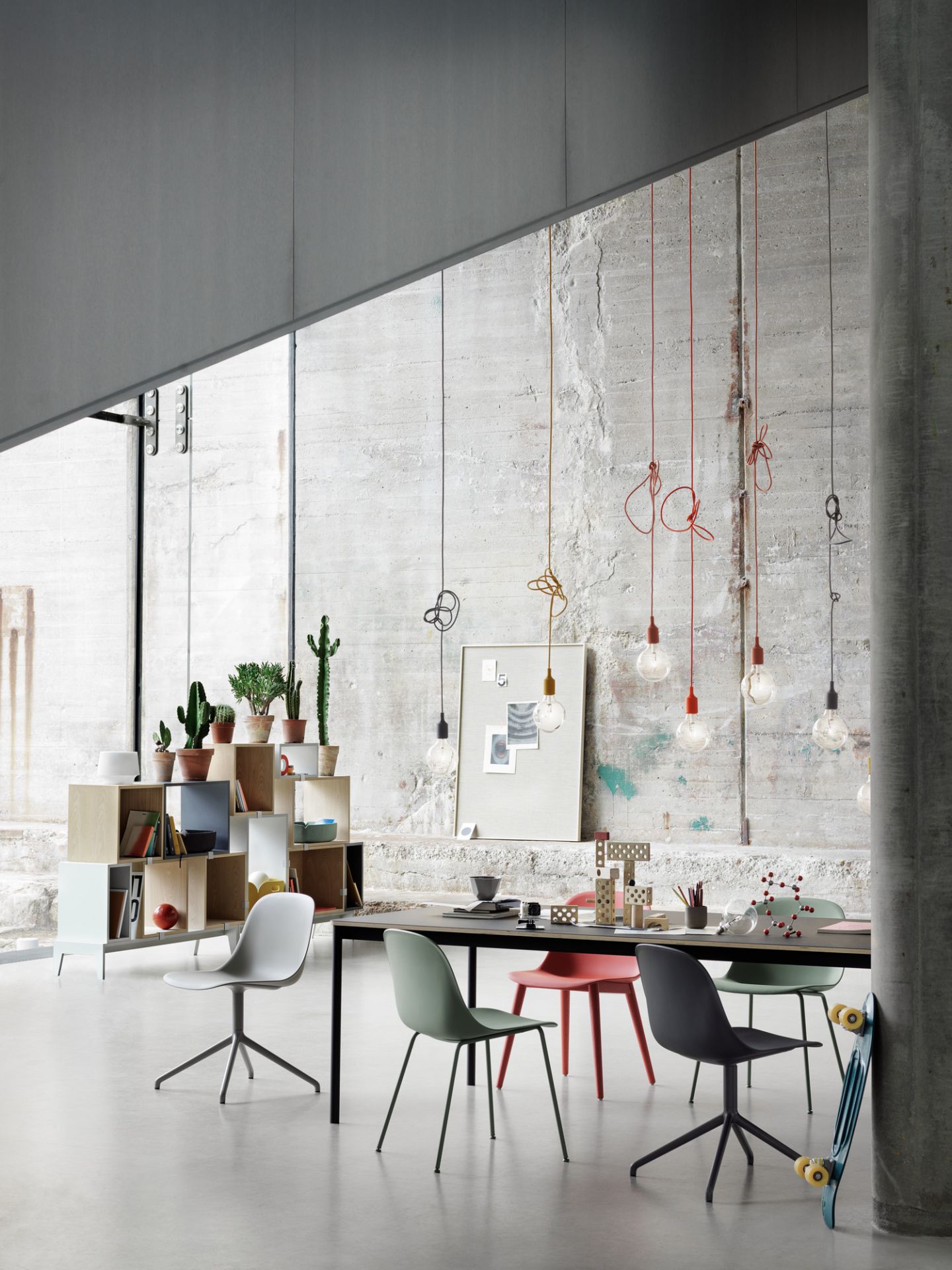 Muuto Fiber Side Chair mit Rohrgestell in verschiedenen Farben an Esstisch. Moderner Stuhl.