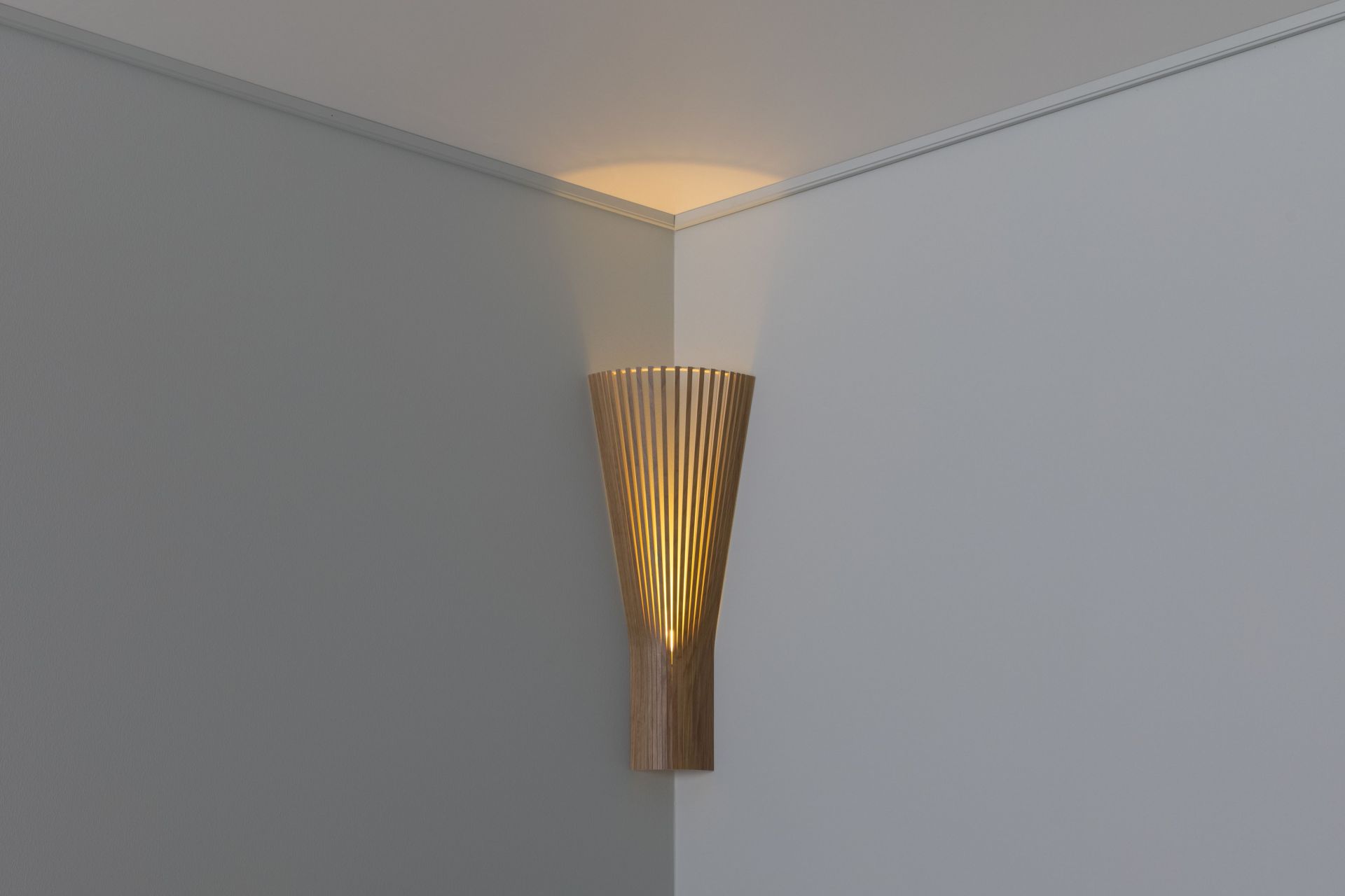 Secto 4236 Eckleuchte: Moderne Holzleuchte für die Ecke, skandinavisches Design, warmes Licht.