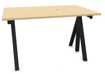 Wordesk Table Schreibtisch von String Furniture mit hellem Holz und schwarzen, modernen Beinen für Büro oder Arbeitszimmer.