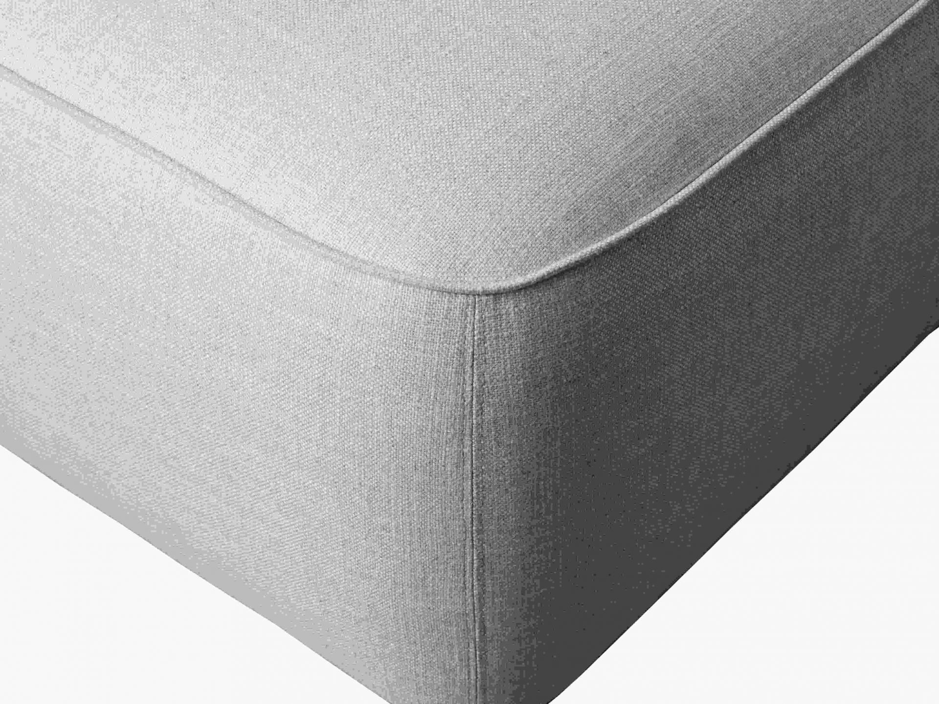 Detailaufnahme der linken Armlehne des Fritz Hansen Alphabet Sofas in hellem Grau.