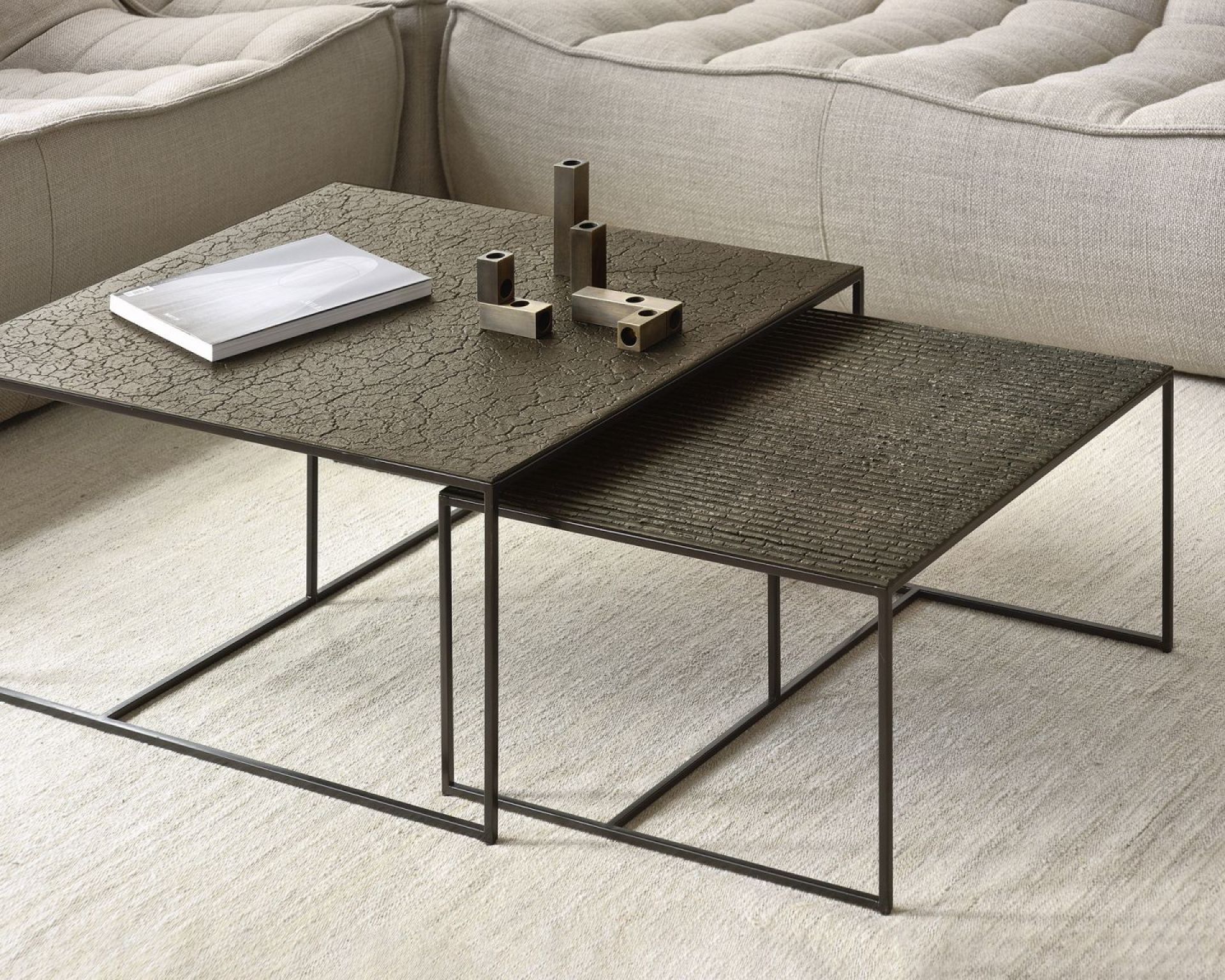 Pentagon Couchtisch 2er Set Whisky Ethnicraft: Zwei quadratische Couchtische aus dunklem Holz mit filigranem Metallgestell.