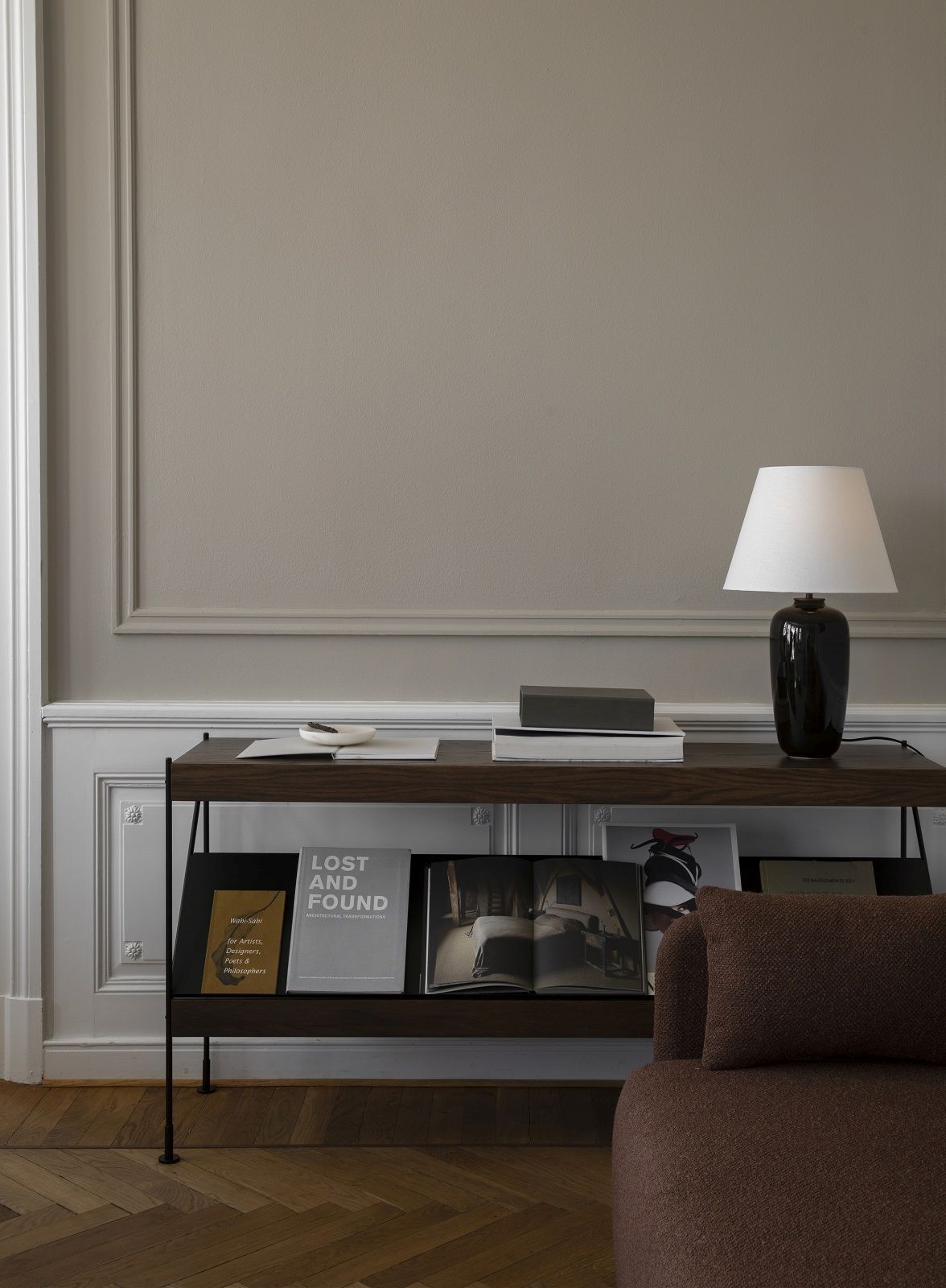 Audo Copenhagen Zet Storage System Regal H70 cm aus Holz und Metall im Wohnzimmer.