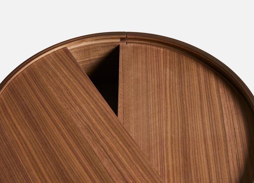 Detailaufnahme: Woud Arc Beistelltisch Walnuss, runder Holztisch mit dreieckigem Ausschnitt, moderne Möbel.