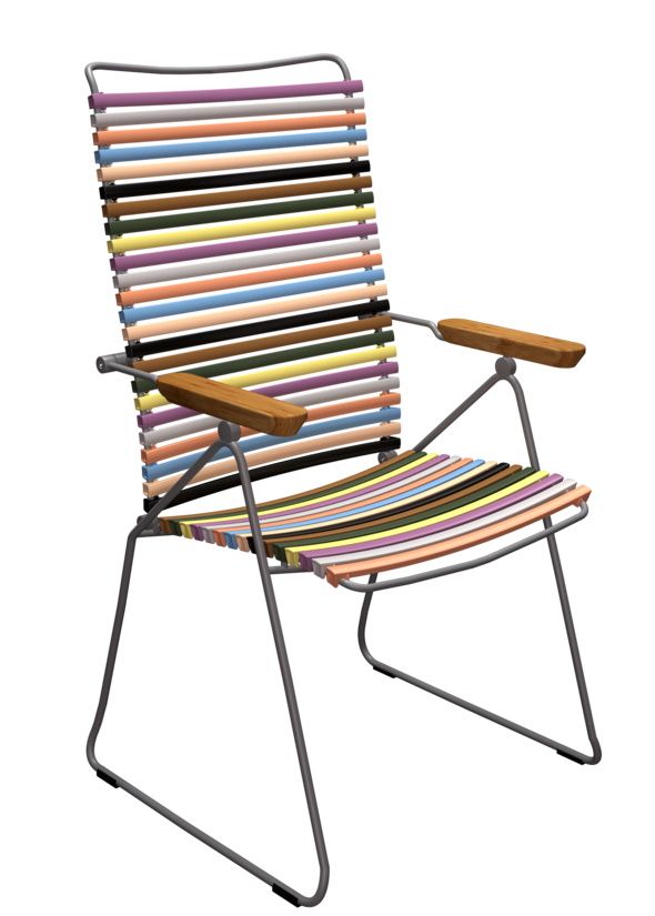 Click Position Chair von Houe, Outdoor Sessel mit farbenfrohen Kunststofflamellen und Armlehnen aus Bambusholz.