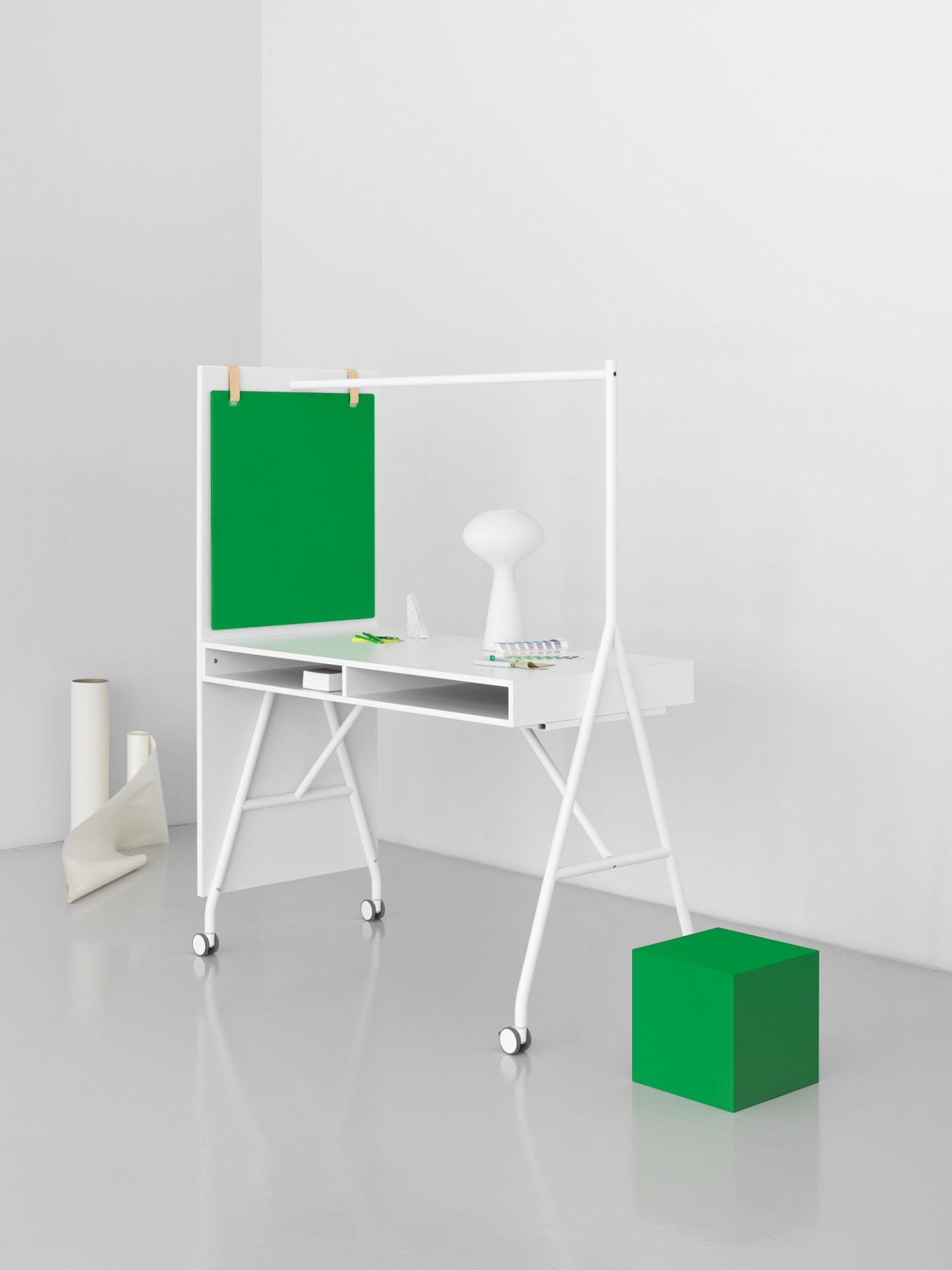 Hangout High Desk Stehtisch von Mizetto in Weiß mit grüner Schreibtafel und Hocker.