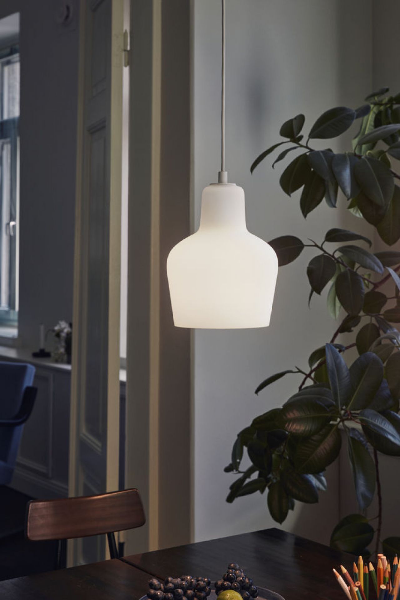 Nahaufnahme der A440 Hängeleuchte von Artek, modernes Design mit sanftem Licht im Esszimmer.