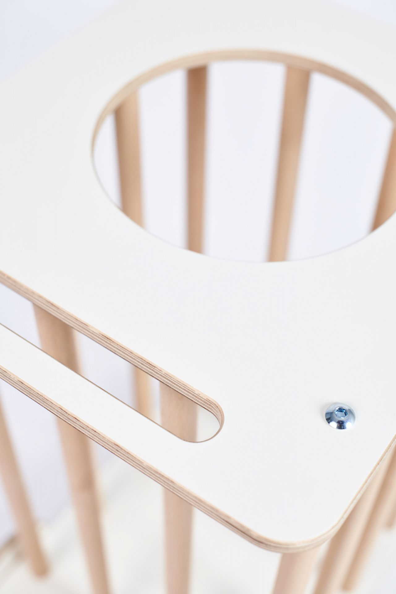 Detailaufnahme des Tojo Kids Zoo Plüschtierkarren: Weißes Holz, minimalistisches Design, runde Öffnung.