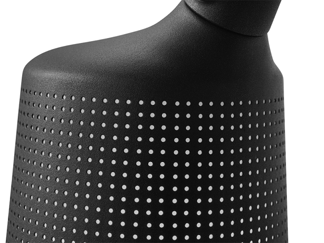 Detailaufnahme der schwarzen Vipp Wandlampe mit perforiertem Lampenschirm für indirekte Beleuchtung.