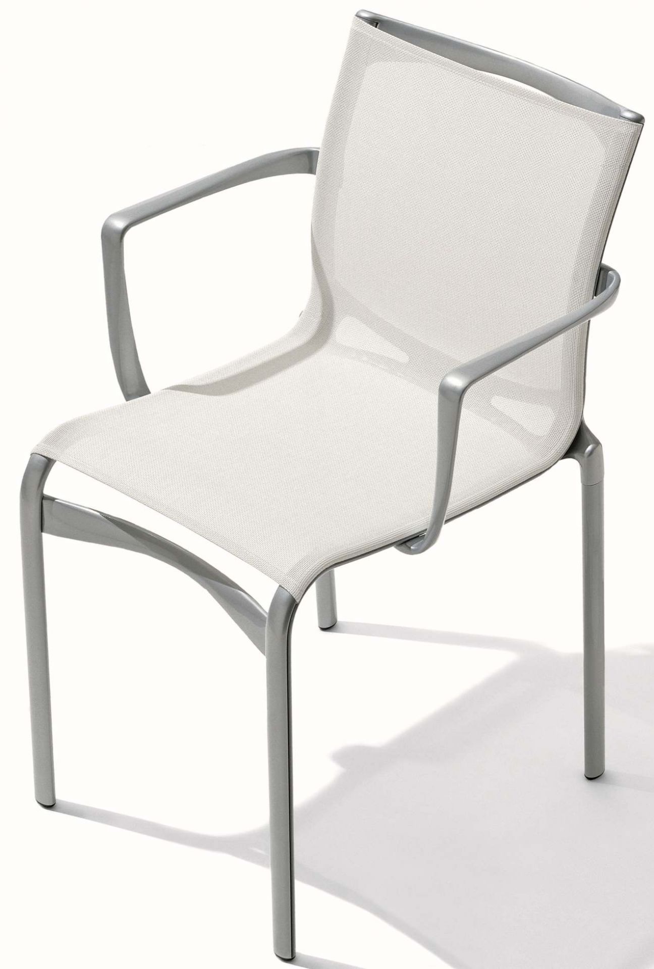 Bigframe Stuhl mit Armlehnen, silbernem Gestell und weißem Netzgewebe für Garten, Terrasse und Balkon.