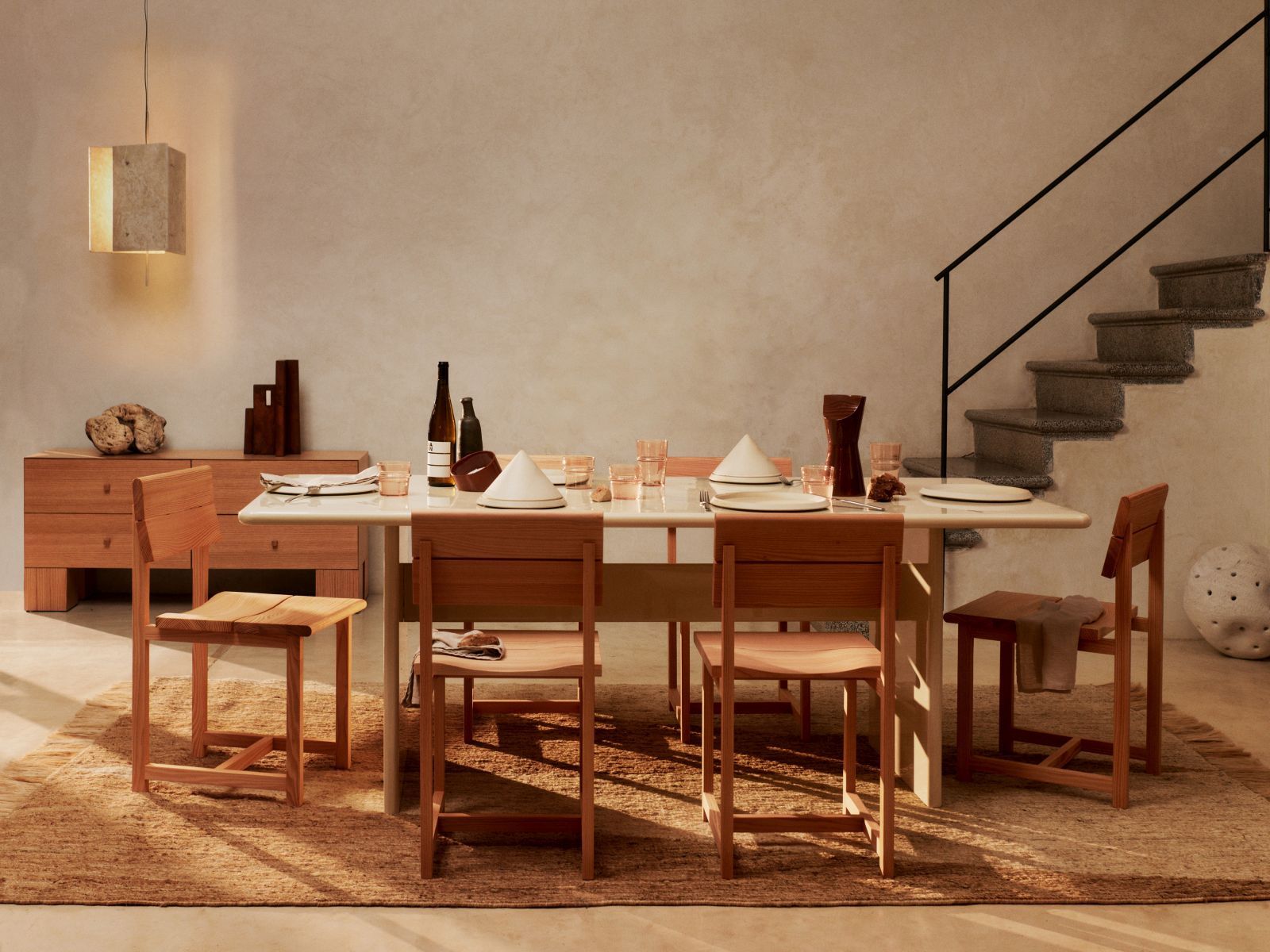 Ferm Living Visit Esszimmerstuhl aus Holz am Esstisch in einem stilvollen Esszimmer.