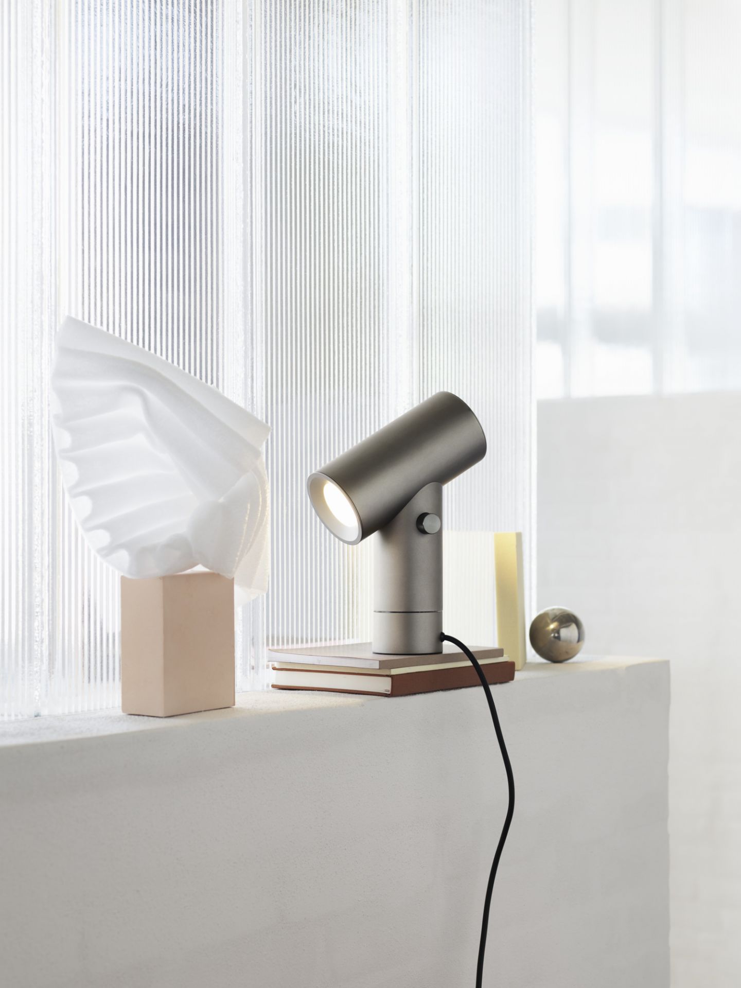 Nahaufnahme der modernen Beam Lamp Tischleuchte von Muuto aus gebürstetem Aluminium.