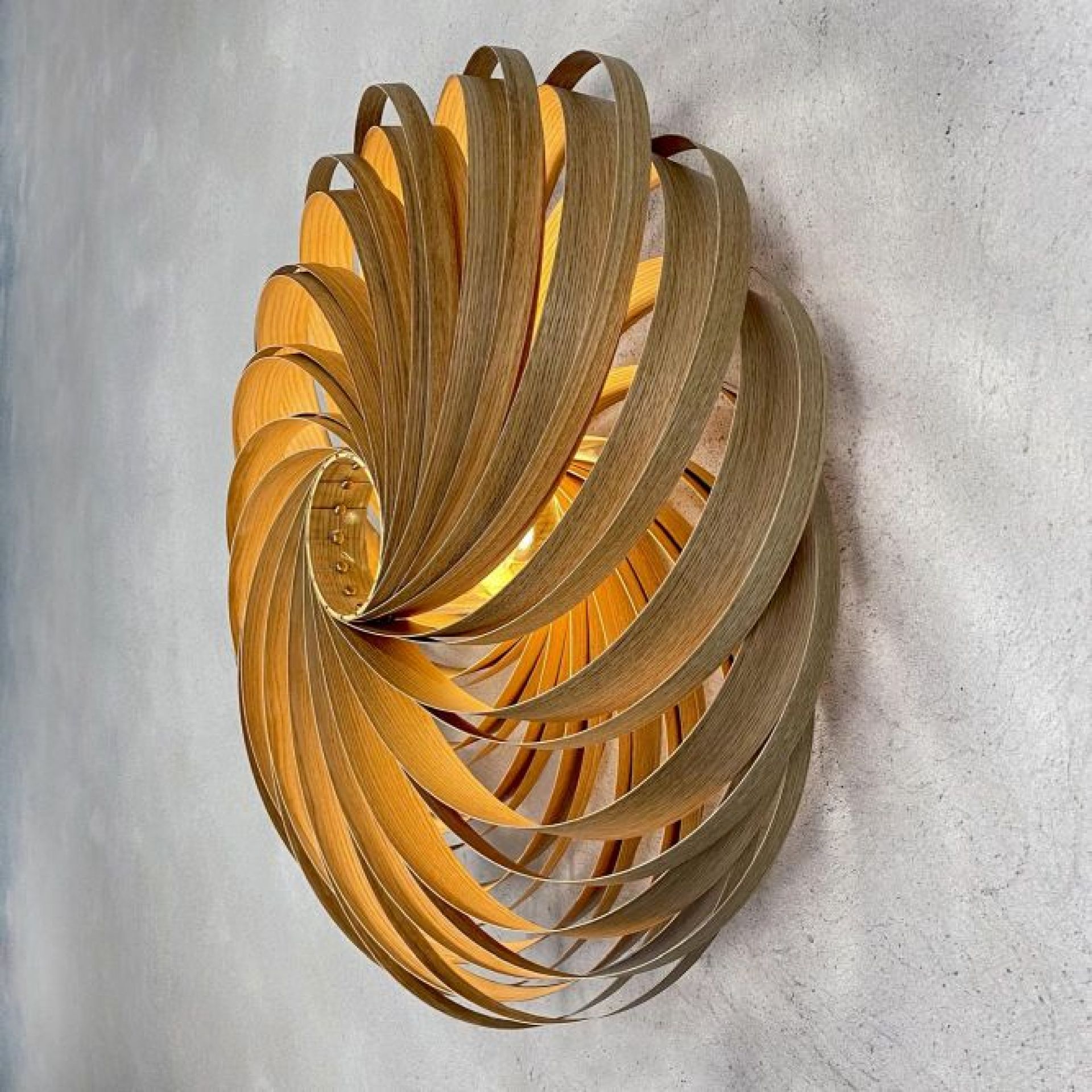 Veneria Wandleuchte aus Eiche, Durchmesser 70 cm, spiralförmiges Design, moderne Wandbeleuchtung für Wohnzimmer und Schlafzimmer.
