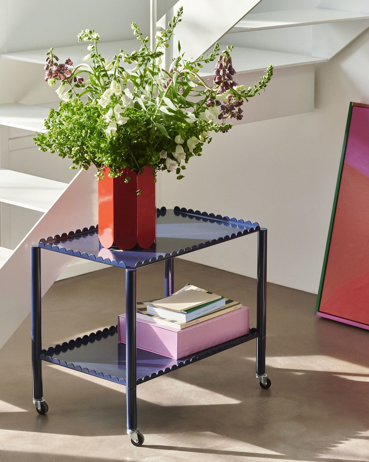 Stahlblauer Arcs Trolley Servierwagen von Hay mit Blumen und Deko, modernes Design mit Rollen.