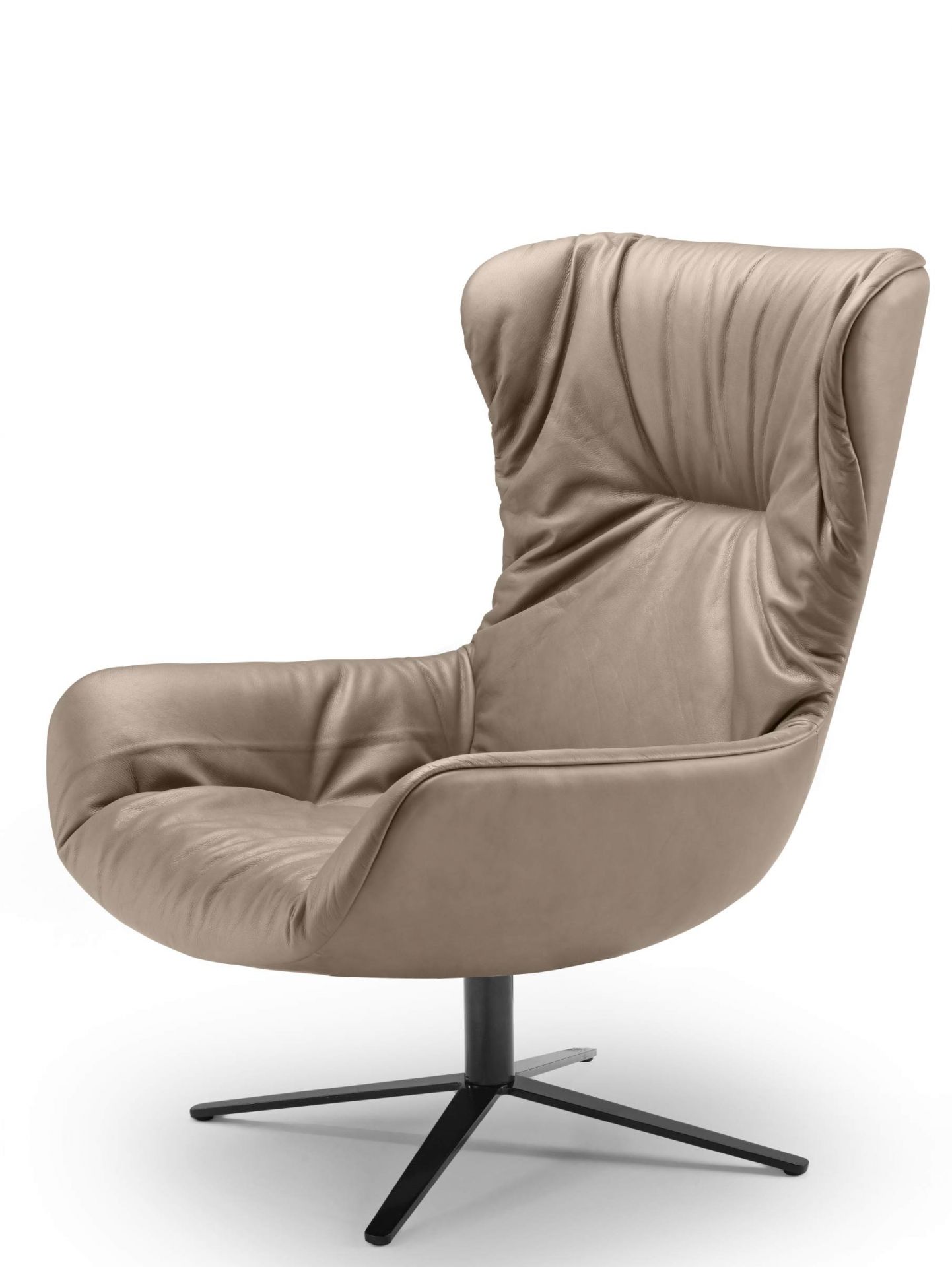Leya Wingback Sessel von Freifrau Manufaktur, beige Leder, moderner Ohrensessel mit Drehfuß.