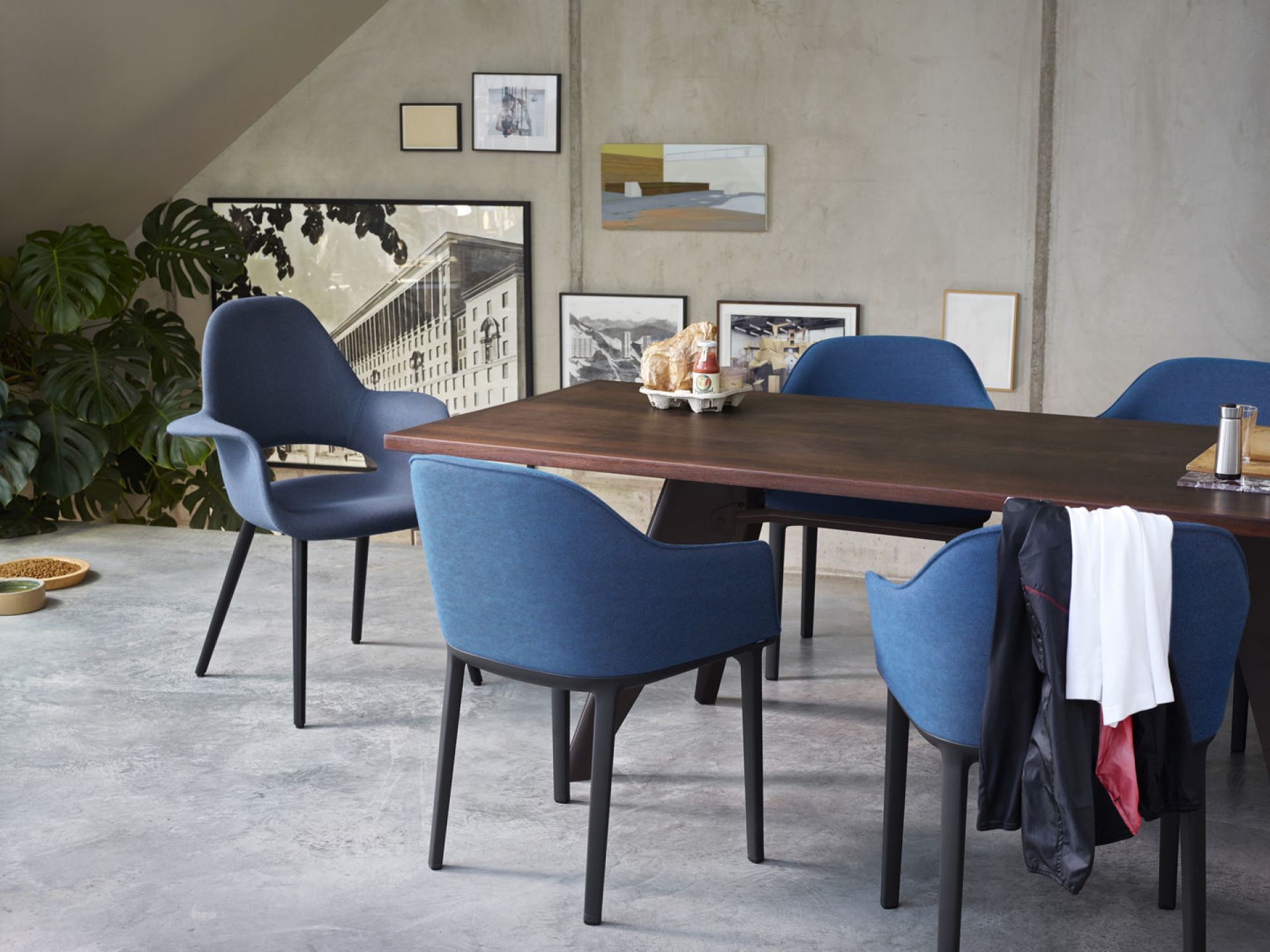 Blauer Softshell Chair von Vitra mit Vierfußgestell am Esstisch in modernem Wohnraum.