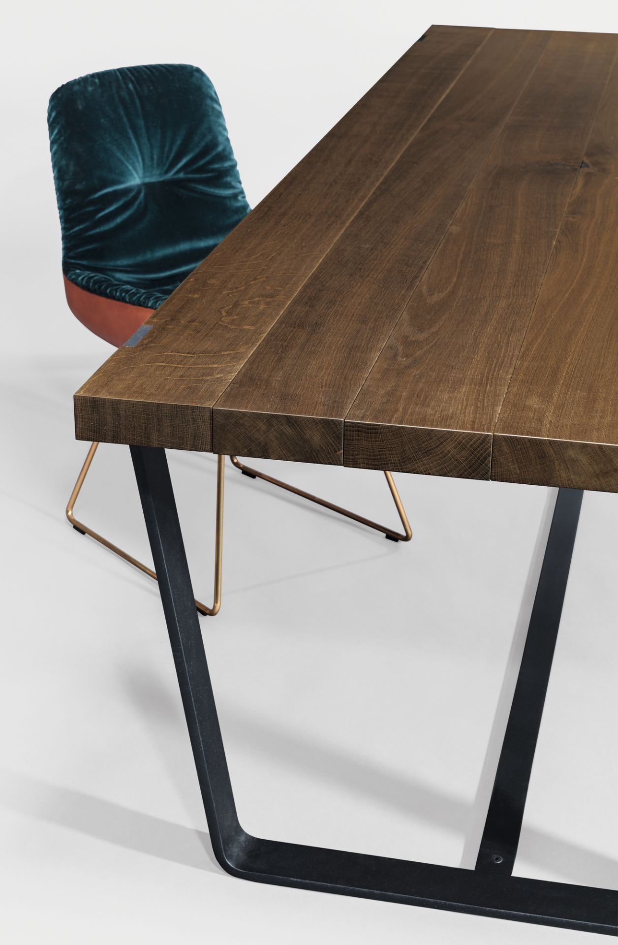 BB 11 Clamp Tisch von Janua aus geräucherter Eiche mit schwarzem Metallgestell und Stuhl.