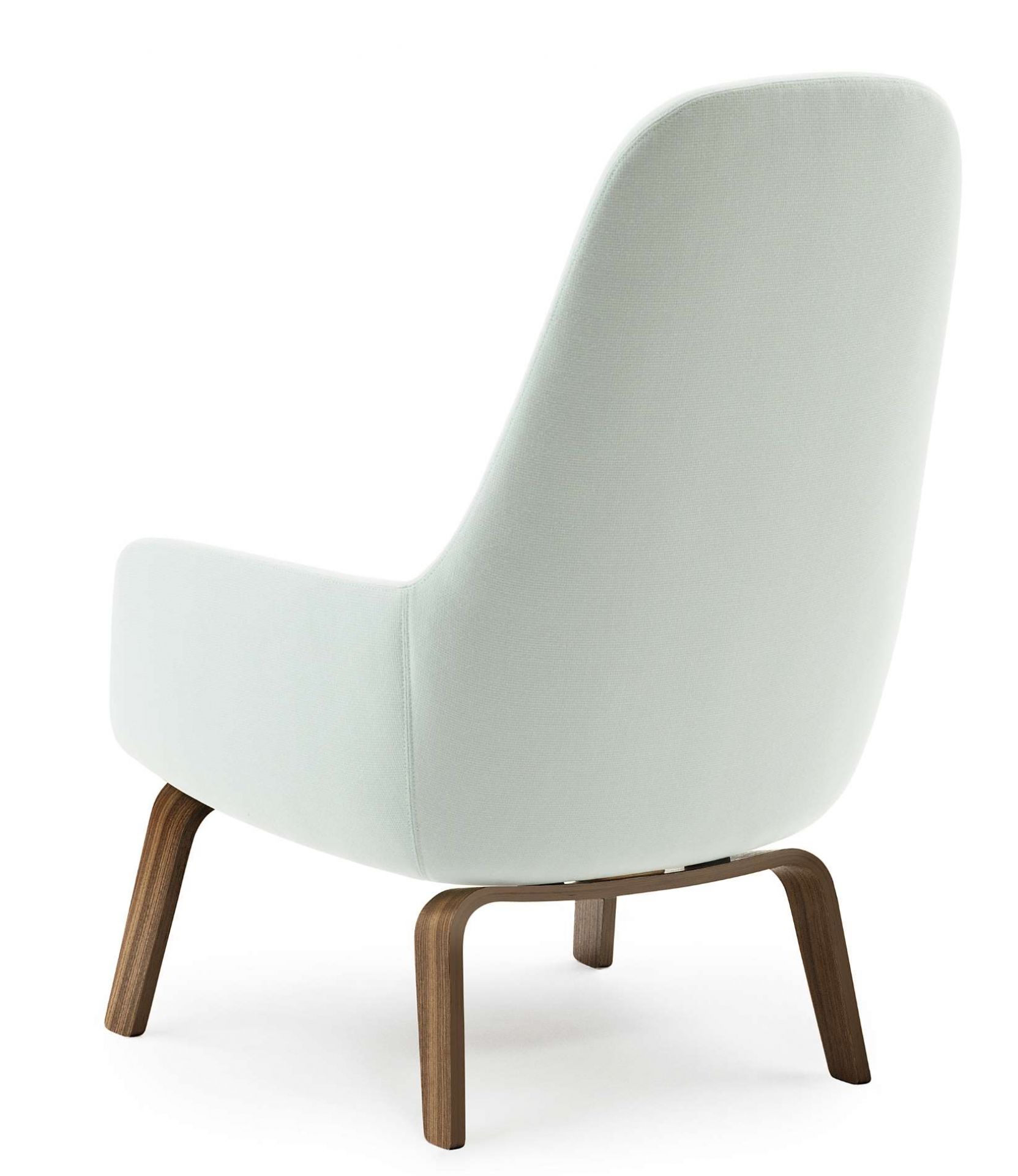 Rückansicht des hellgrünen Era Lounge Chair Sessels von Normann Copenhagen mit hohem Rücken und Holzfuß.