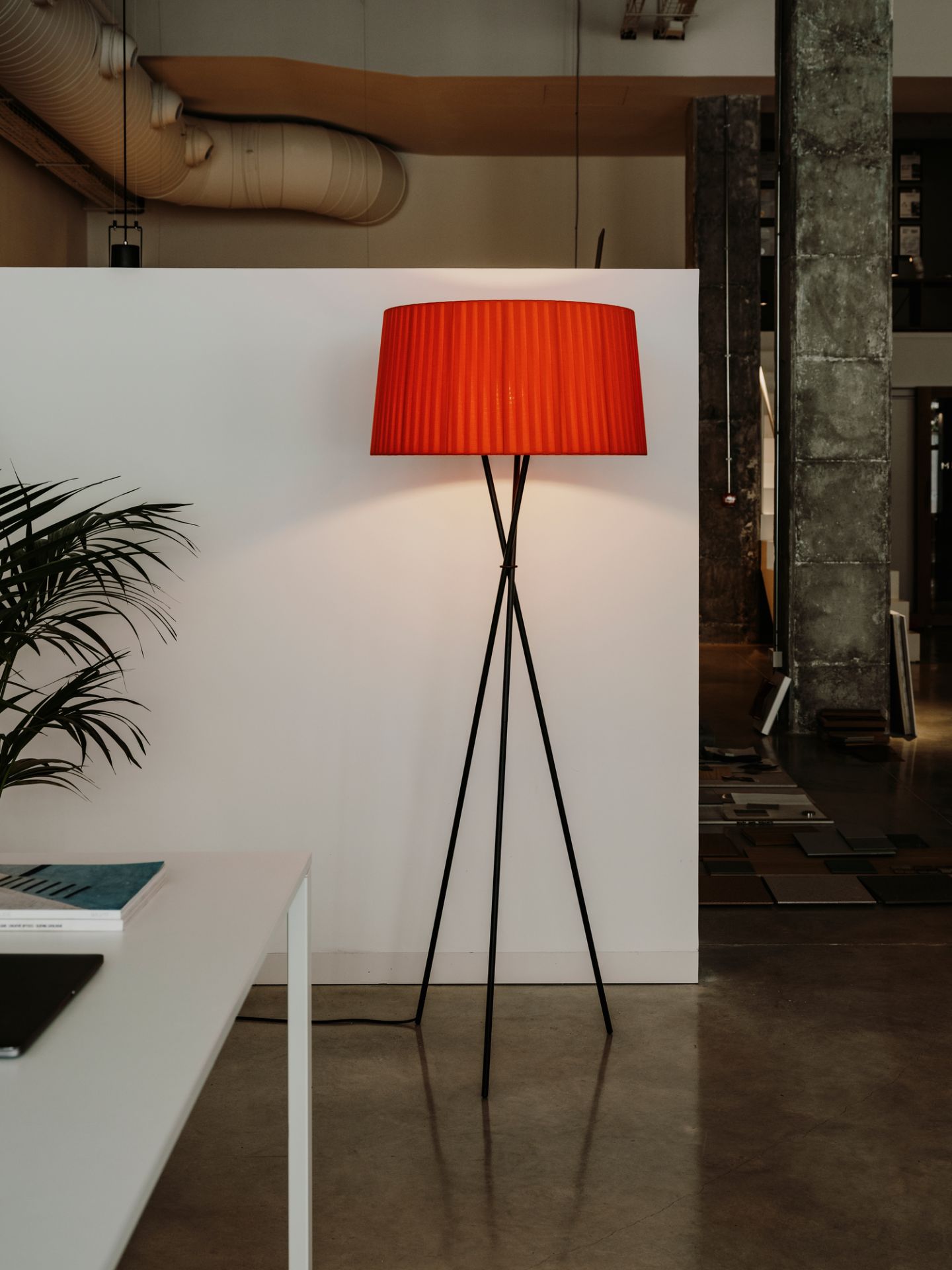 Tripode G5 Stehleuchte mit bretonisch gestreiftem, rotem Lampenschirm und schwarzem Stativfuß im modernen Interieur.