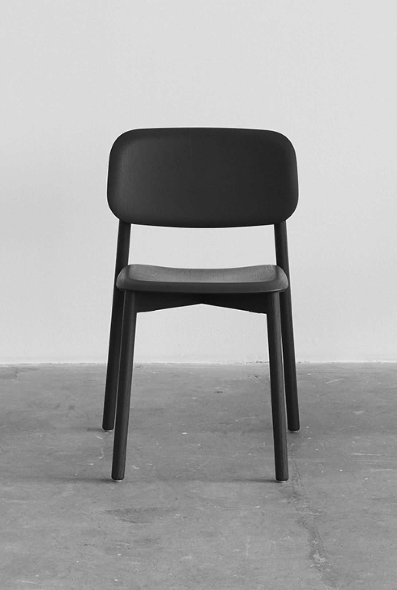 Schwarzer Soft Edge 60 Chair Stuhl von Hay aus Holz, Frontansicht, minimalistisches Design für Esszimmer und Büro.