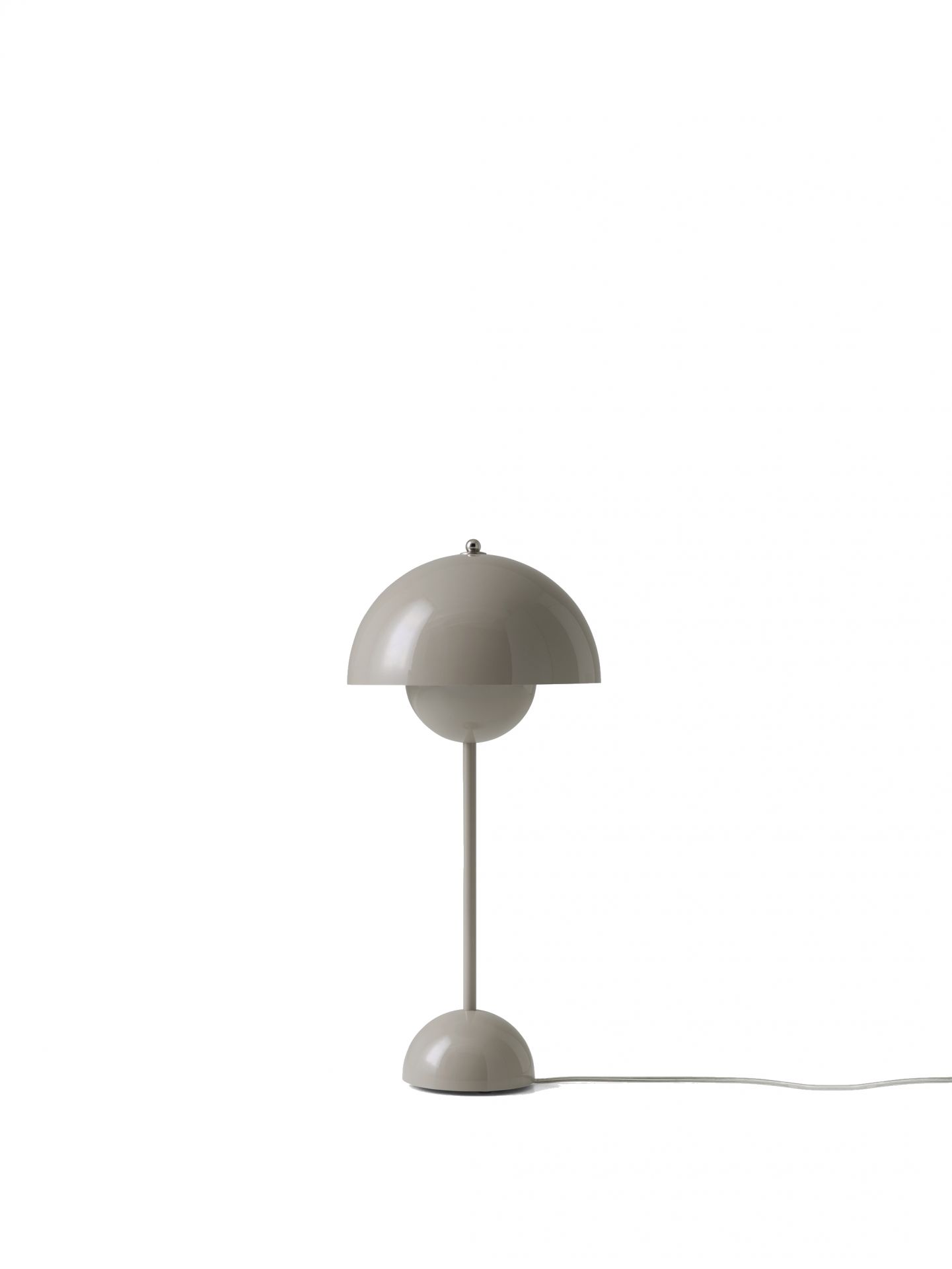 Flowerpot VP3 Tischleuchte von AndTradition in Taupe, modernes Design für Wohnzimmer und Nachttisch.