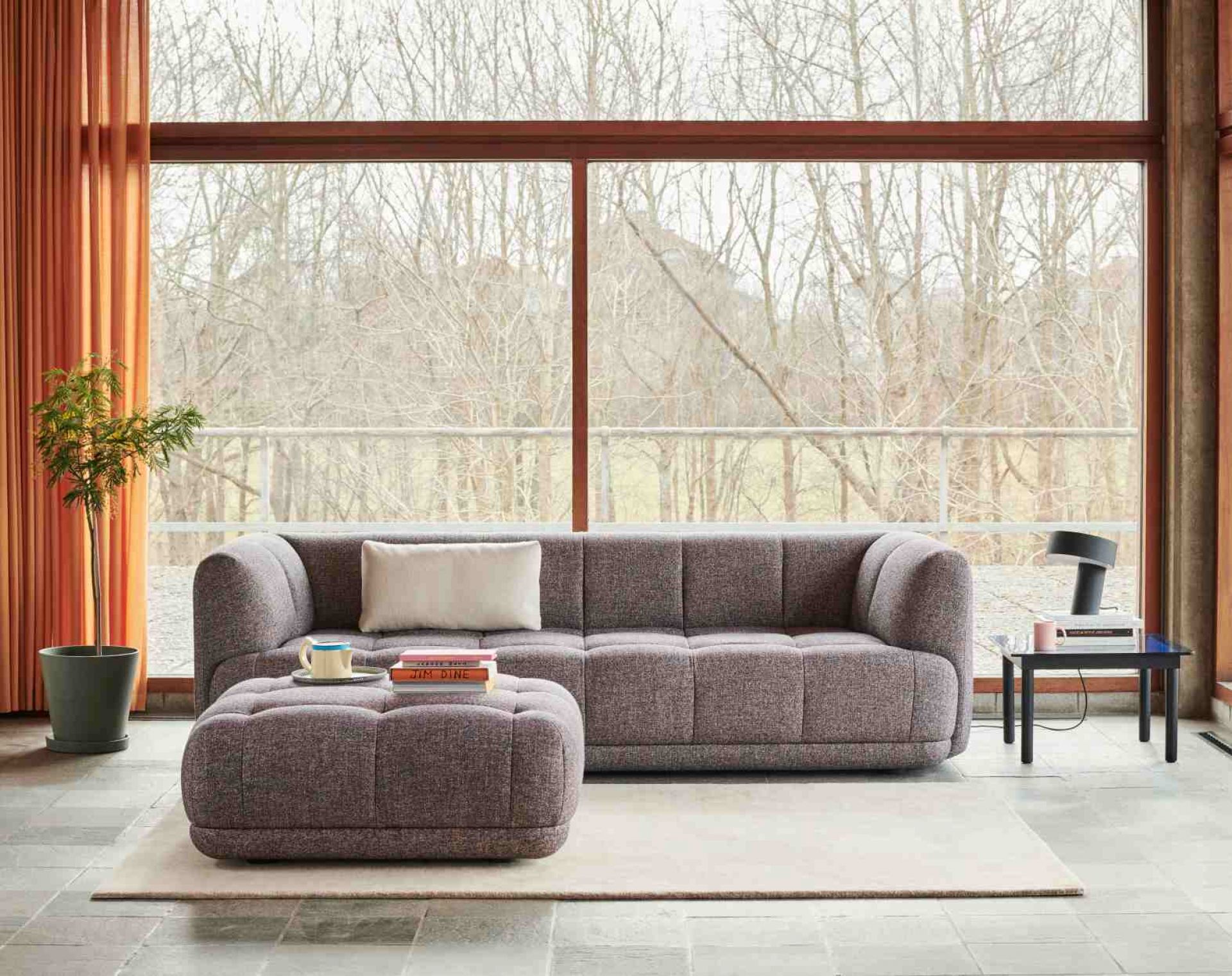 Kofi Couchtisch 60x60 von Hay: Quadratischer Tisch mit Eichengestell und geriffelter Glasplatte im modernen Wohnzimmer.
