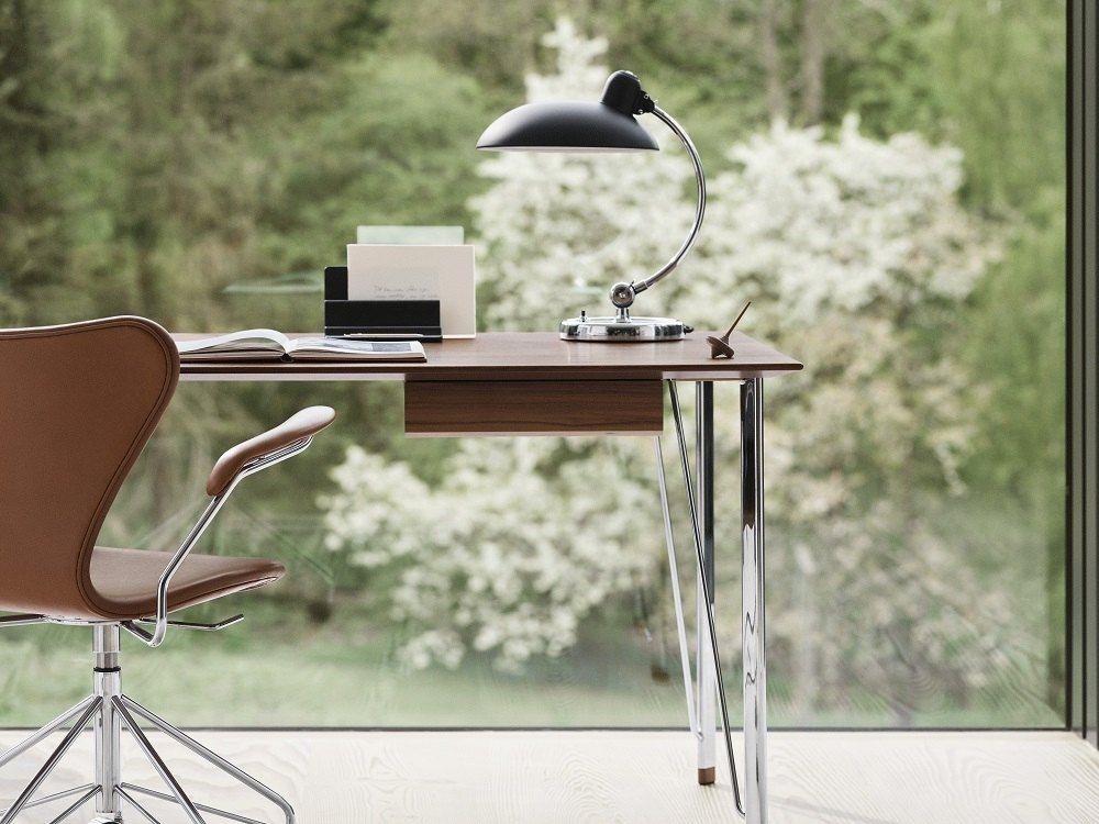 FH3605 Schreibtisch von Fritz Hansen mit Schreibtischlampe und braunem Bürostuhl vor Fenster. Moderner Holzschreibtisch.