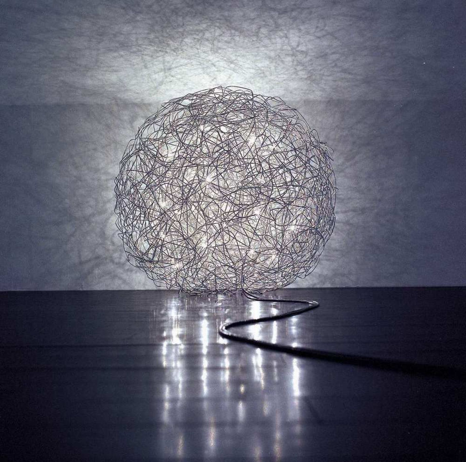 Fil de Fer Bodenleuchte: Kugelförmige Designerlampe aus Drahtgeflecht mit warmweißem Licht für stimmungsvolle Beleuchtung.