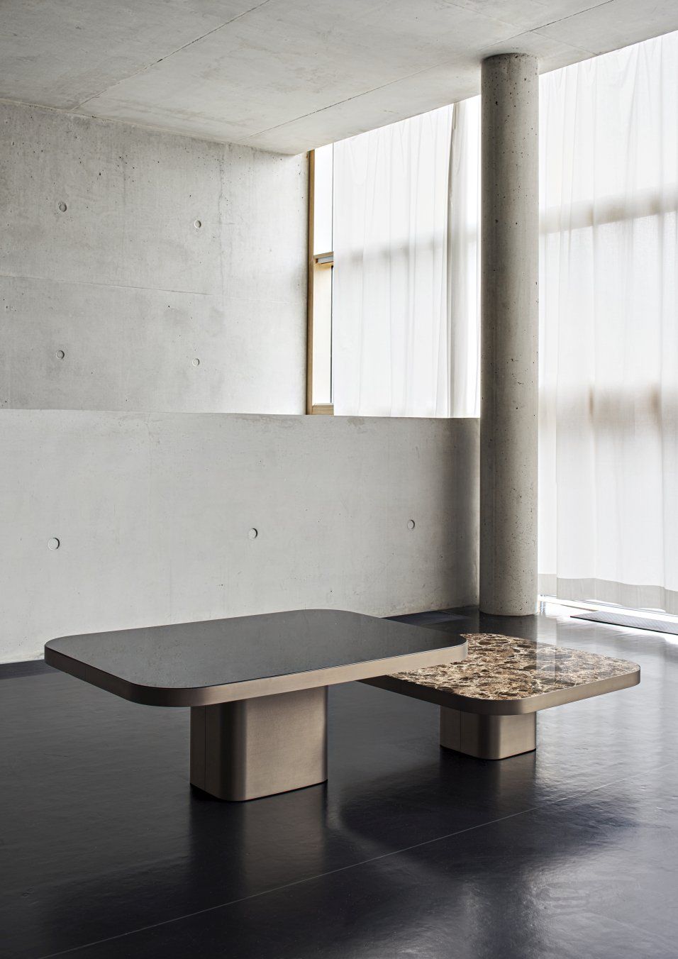 Bow Coffee Table Couchtisch No. 2 ClassiCon mit schwarzer und Marmor Tischplatte im modernen Raum.