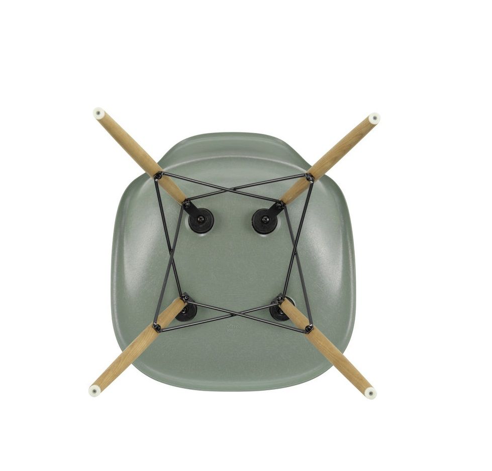 Ansicht von unten: Eames Stuhl DSW mit Fiberglas Sitzschale in Grün und Holzbeinen von Vitra.