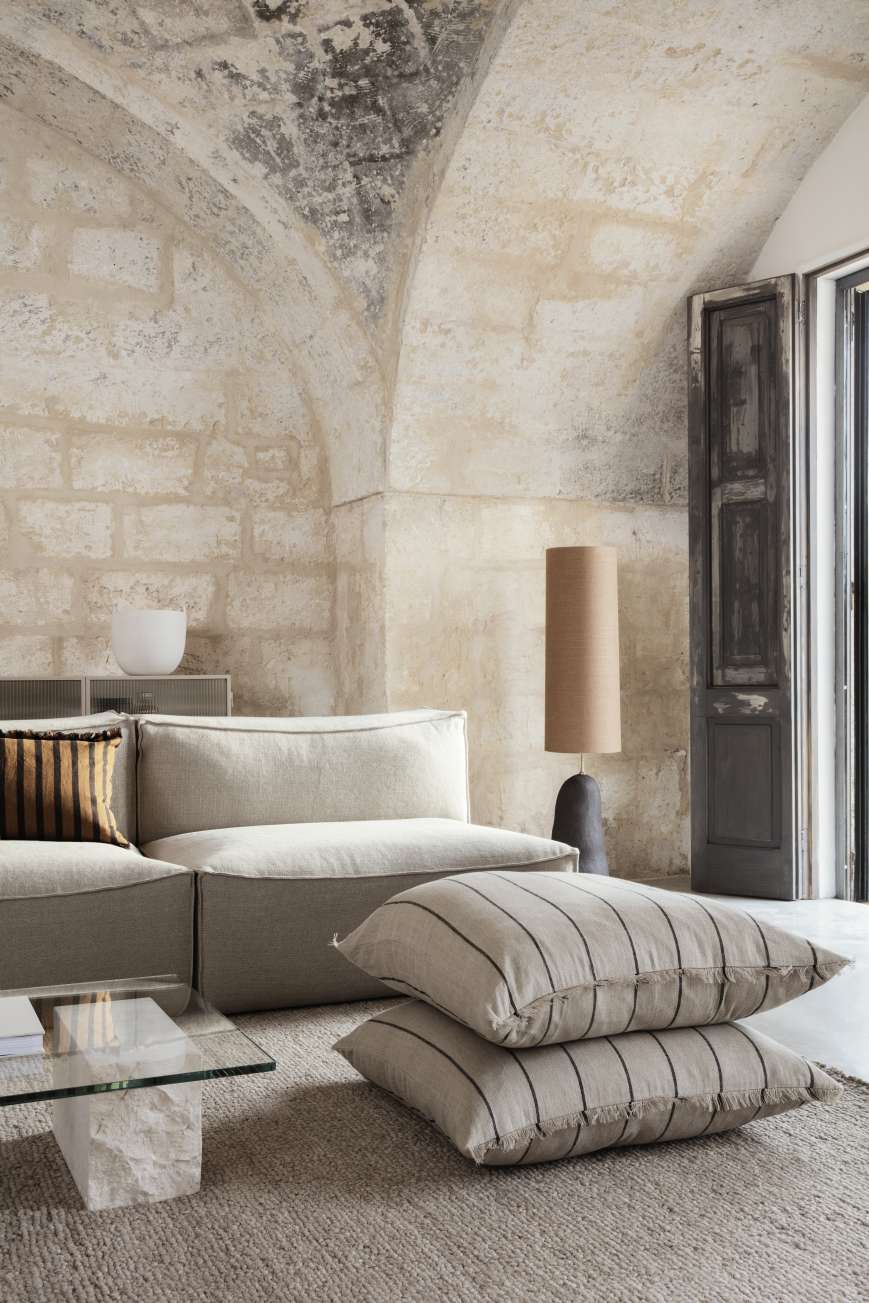 Nahaufnahme des Ferm Living Mineral Coffee Table Bianco Curia, ein moderner Couchtisch aus Travertin.