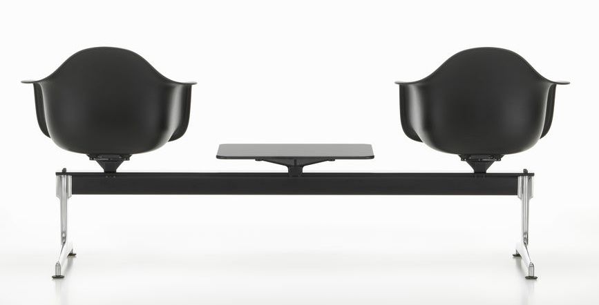 Schwarzer Eames Plastic Armchair RE auf Traverse Vitra mit Tischplatte, ideal für Wartebereiche und Büros.