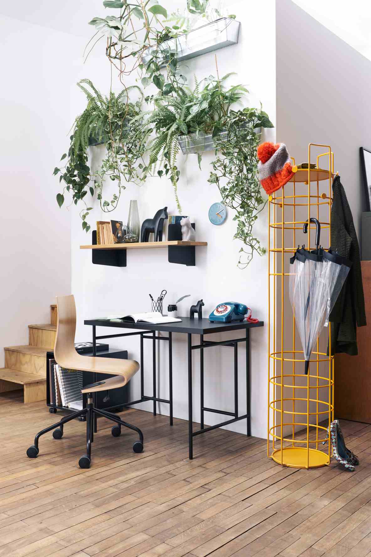 Gelbe Bazar Standgarderobe von Richard Lampert im Flur mit Schirm, Jacke und Mütze.