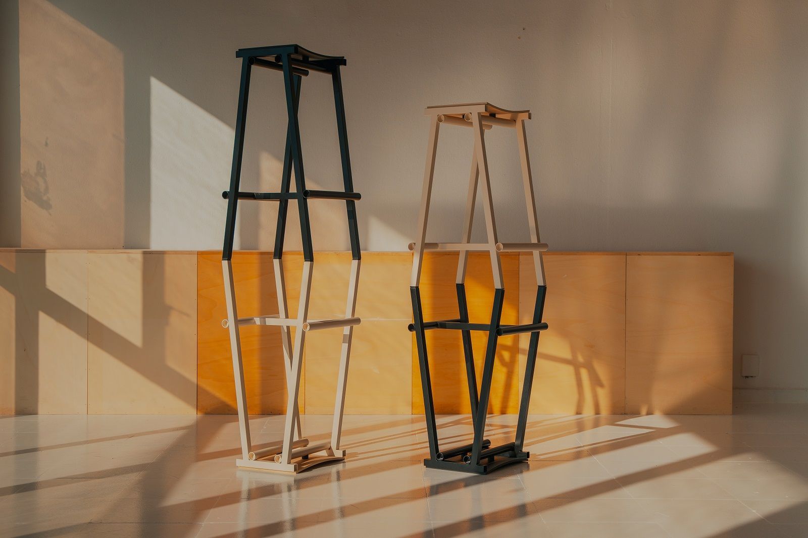 Zwei Hay Barhocker Taburete 8, einer schwarz, einer naturfarben, im minimalistischen Design.